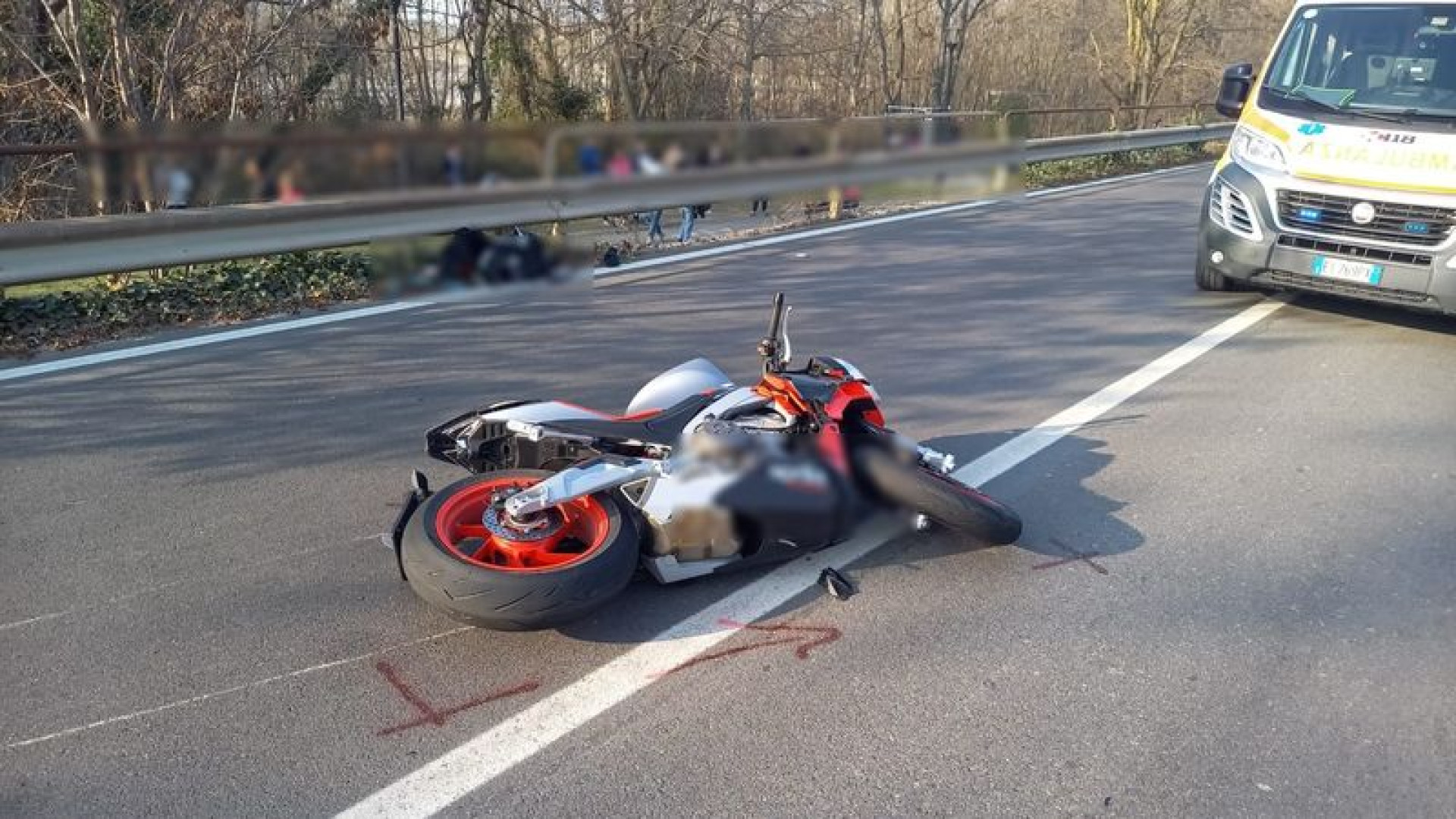 Scontro tra auto e moto sulla Statale 45: un 22enne portato in ospedale