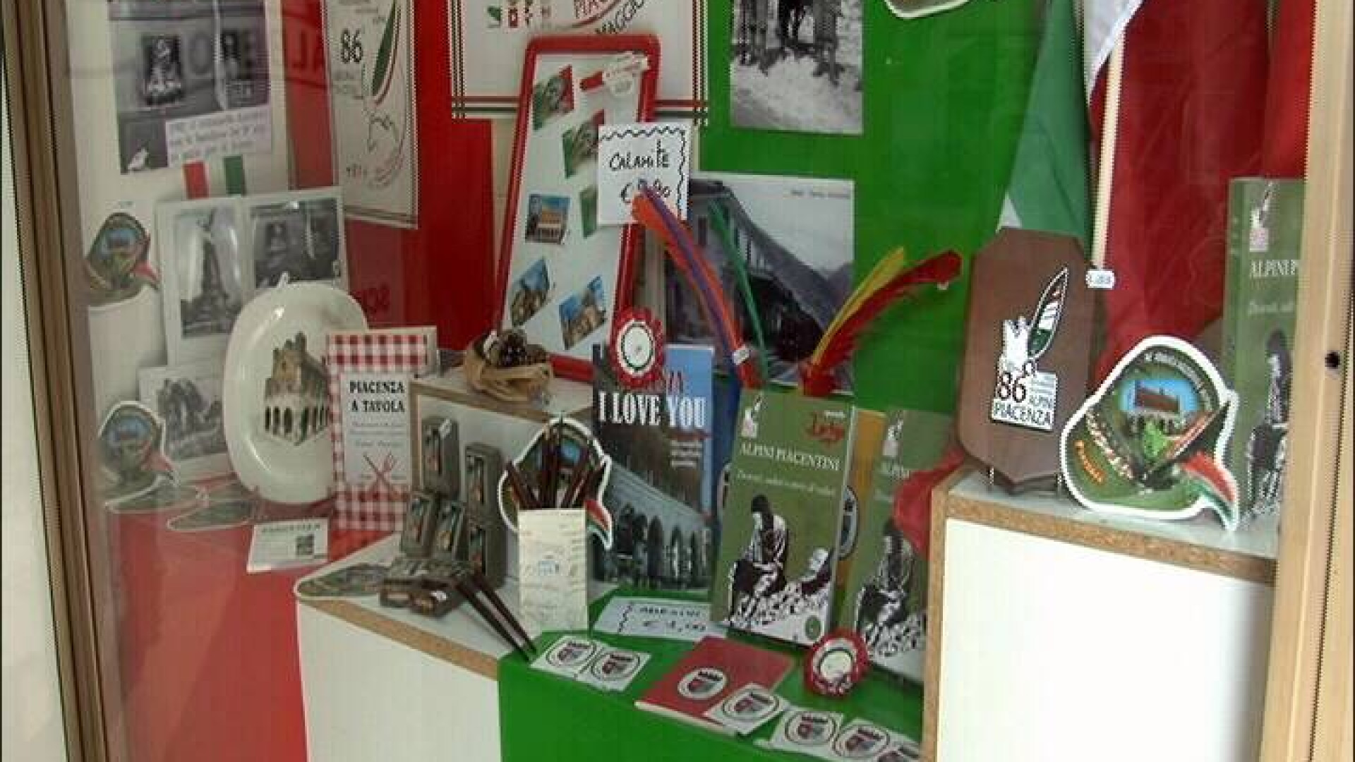 Adunata alpini: i negozi si preparano, caccia alla vetrina più originale