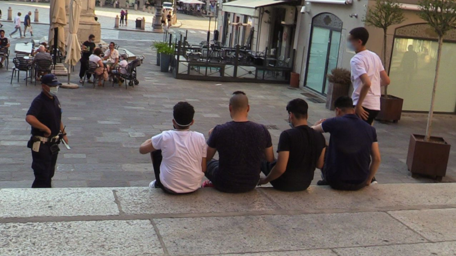"Giusto il divieto dei gradini, gli assembramenti sono fuori dai bar"
