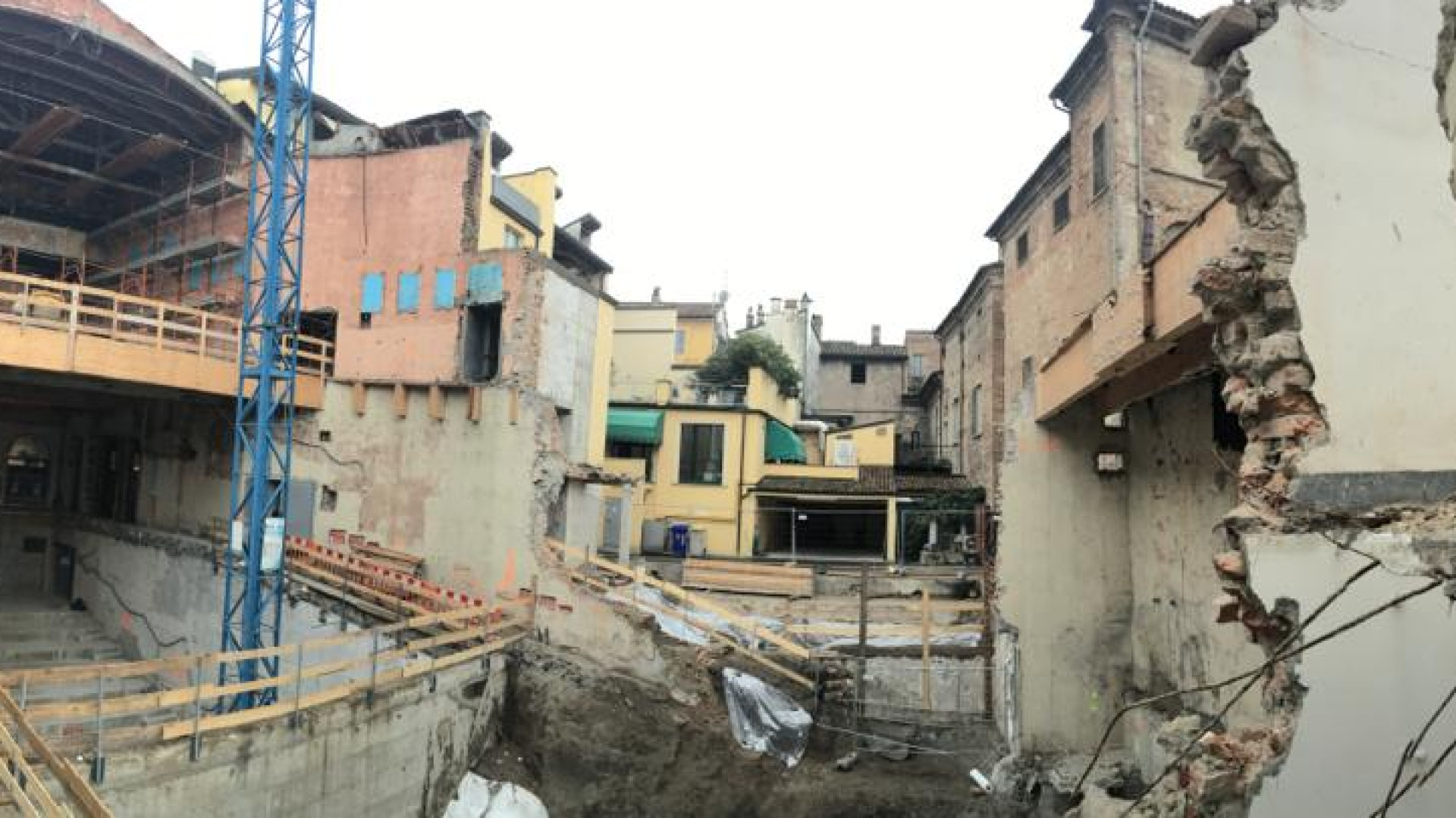 L'ex cinema Iris non esiste più: giù i muri, ora la costruzione di negozi e appartamenti