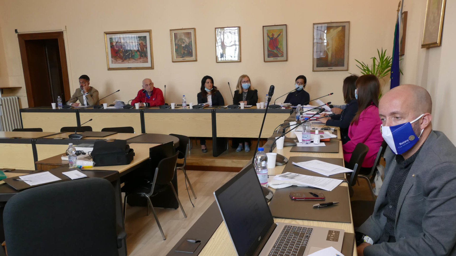 Castello, appello bipartisan dal Consiglio: "Giù le mani dai cassonetti del verde"