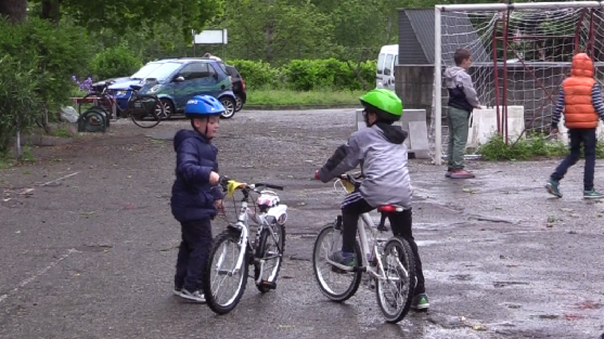 Gli appassionati lanciano l'allarme: "Piste ciclabili da mettere in sicurezza"