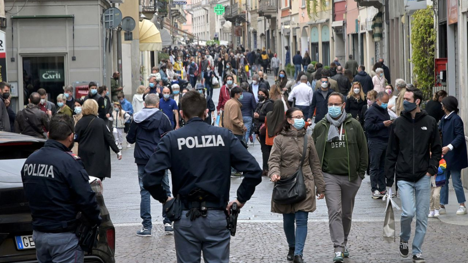 Il maltempo non ferma la voglia di uscire: negozi aperti e tanta gente in giro