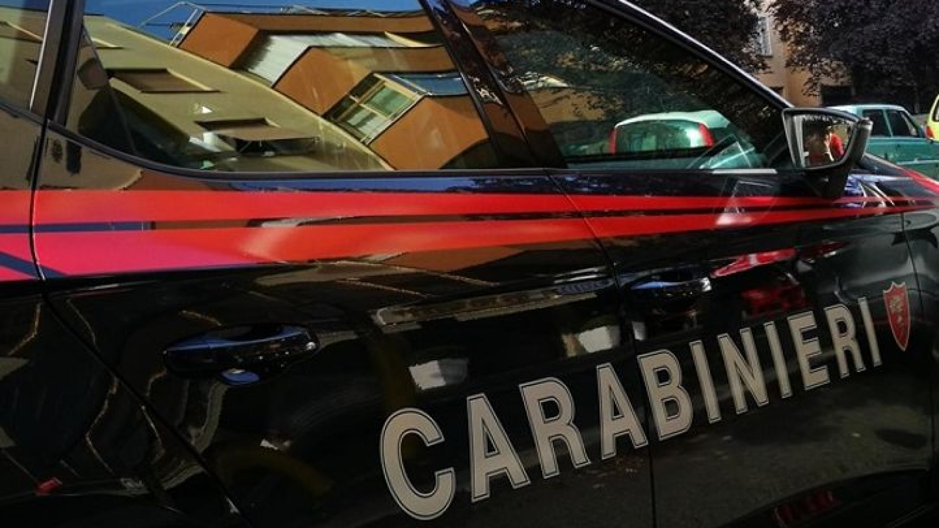 Tentano il colpo in banca, ma sono costretti a lasciare la refurtiva sul marciapiede