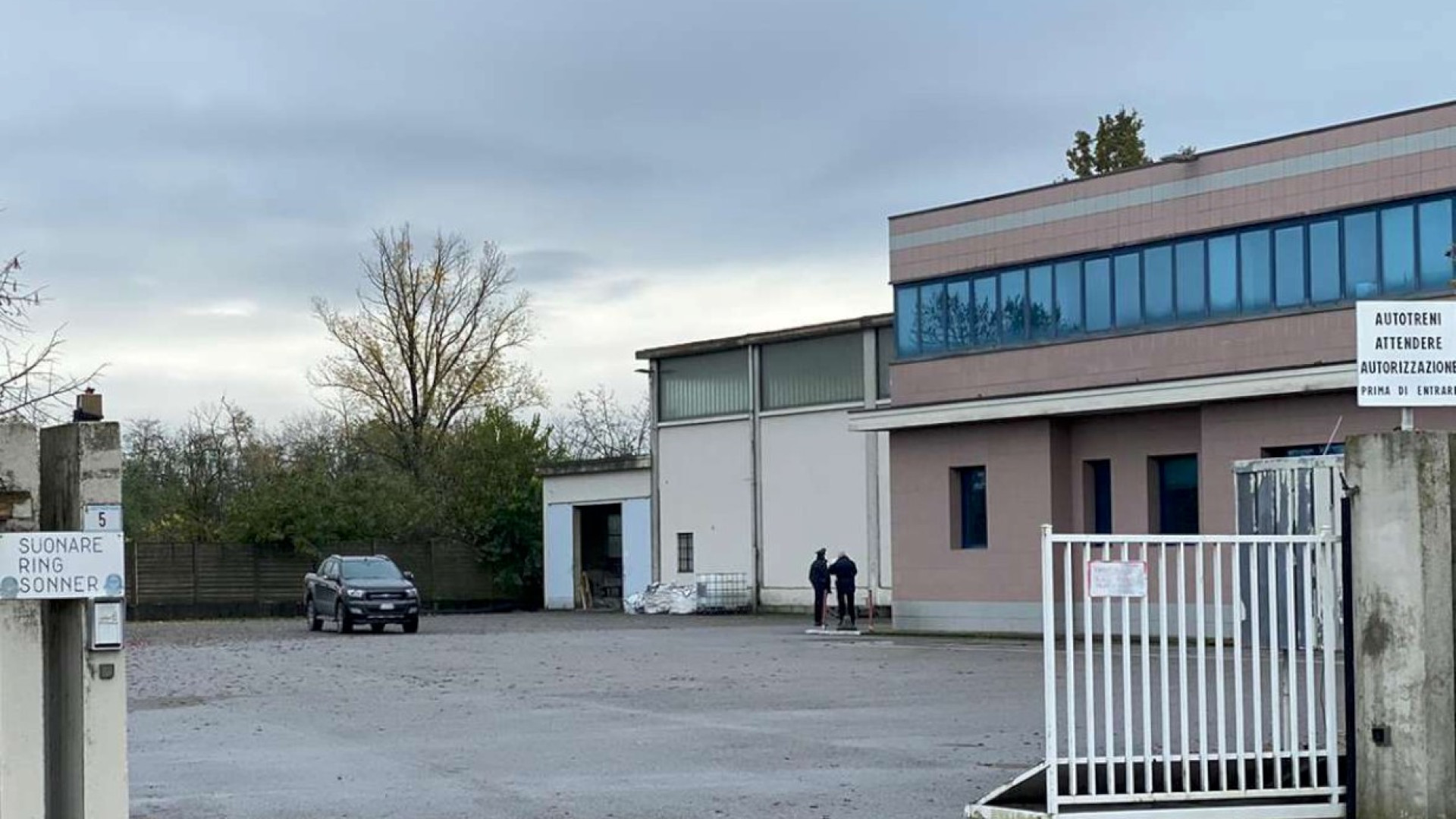 Cade da 10 metri mentre pulisce le grondaie, operaio gravissimo