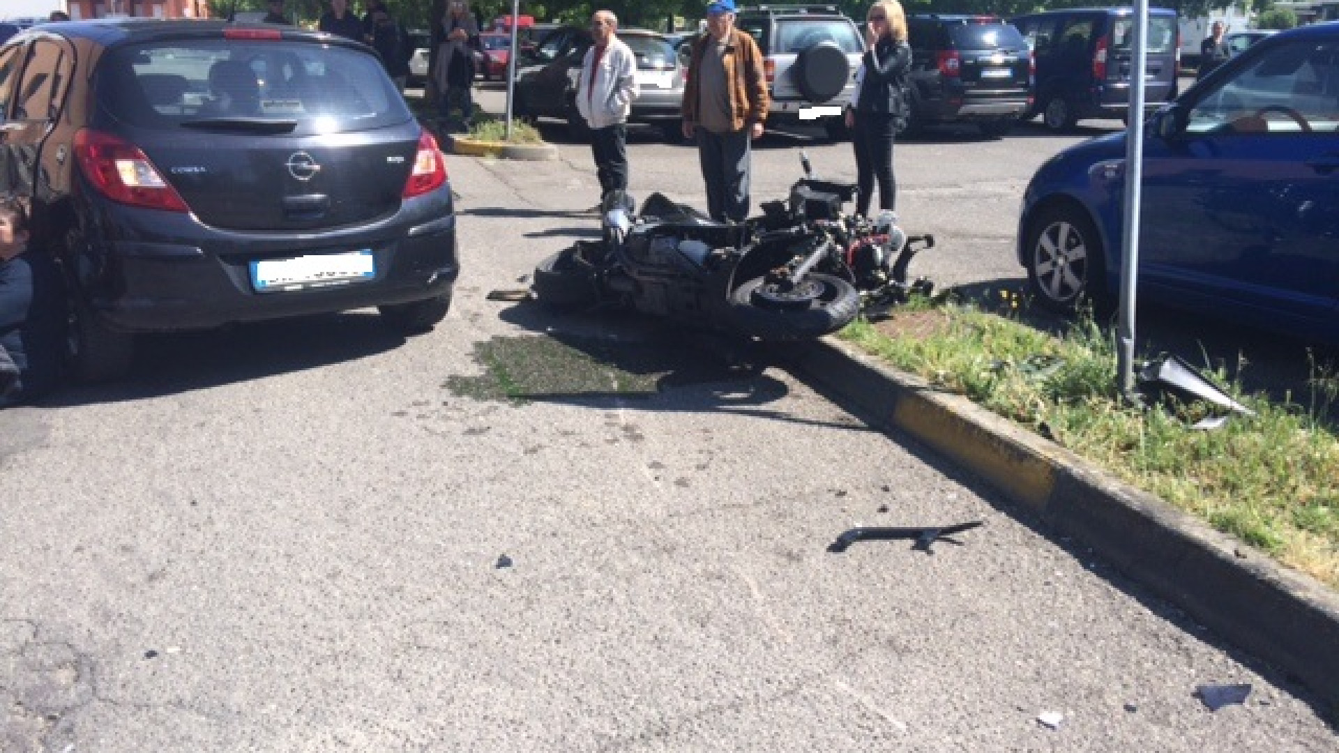 Incidente nel parcheggio delle poste, gravissimo un ventenne che viaggiava in scooter
