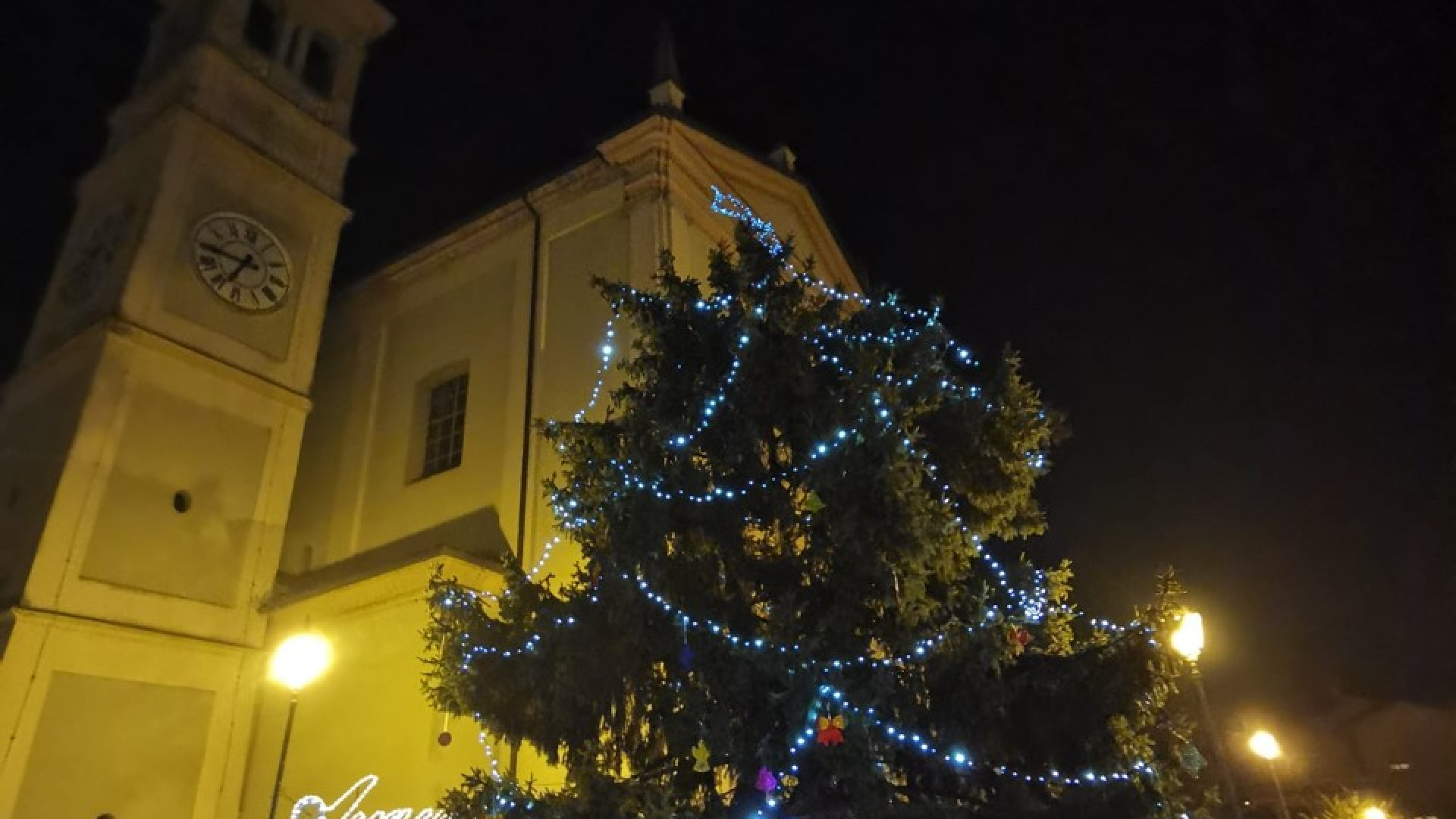 Albero di Natale si accende a Gragnano con il trampoliere dal manto celeste