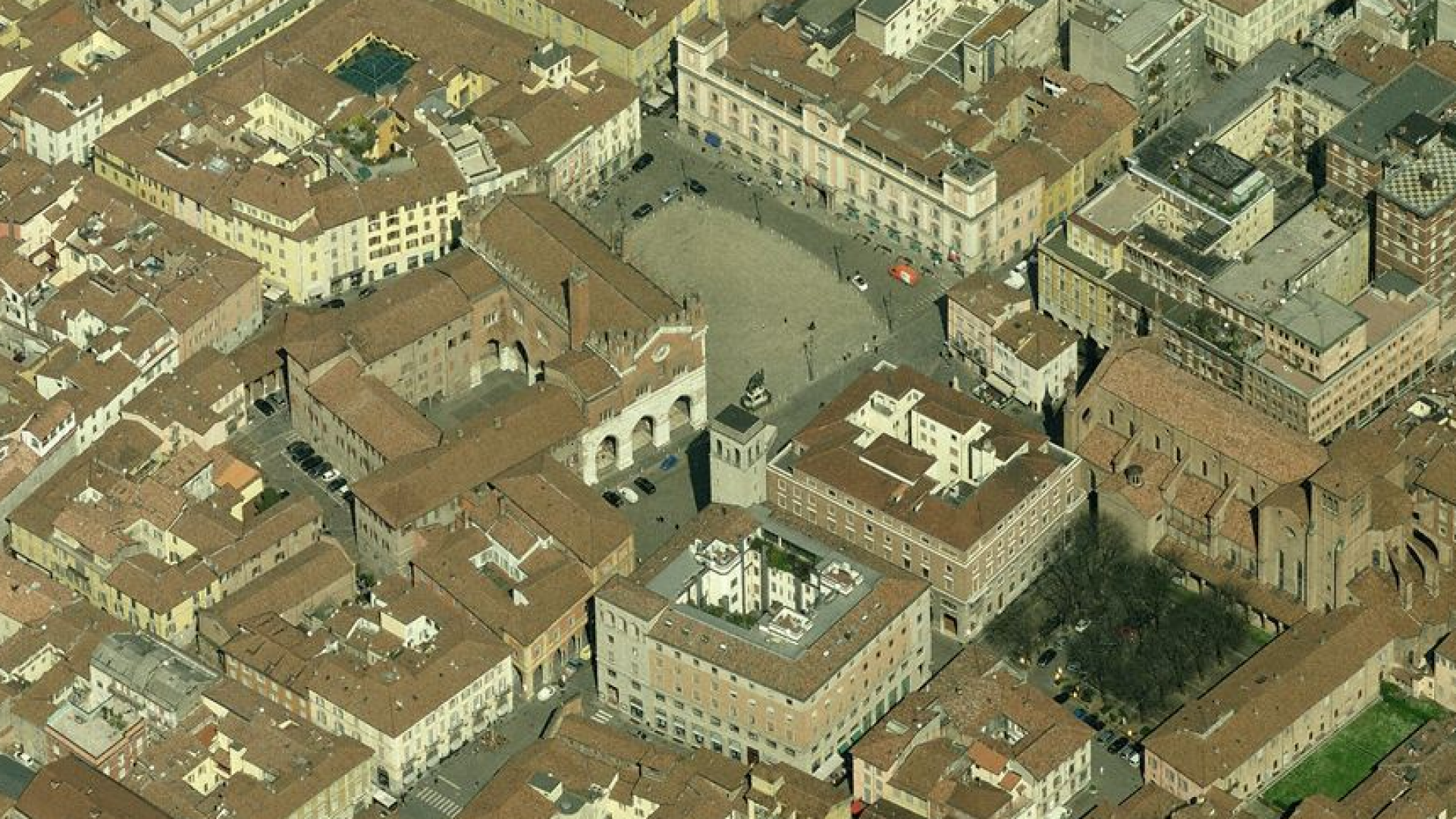 Piacenza in zona arancione fino al 15 gennaio: negozi aperti, bar e ristoranti da asporto