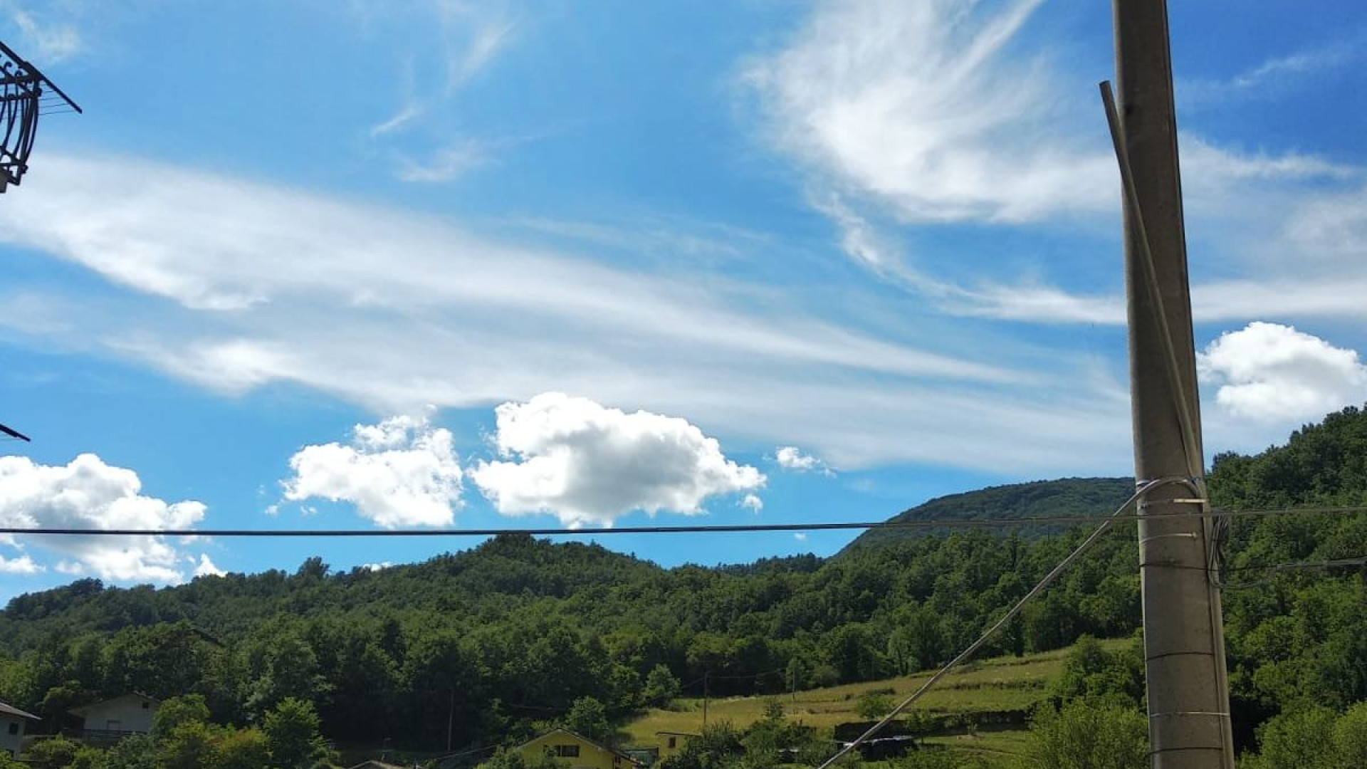 Ottone, un camion trancia il cavo della luce sulla 45. Traffico deviato. Truzzi senza energia
