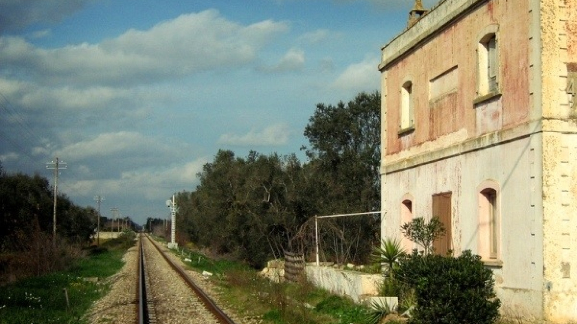 Fiorenzuola: vivevano nei caselli ferroviari. Sgombero per 17 abusivi