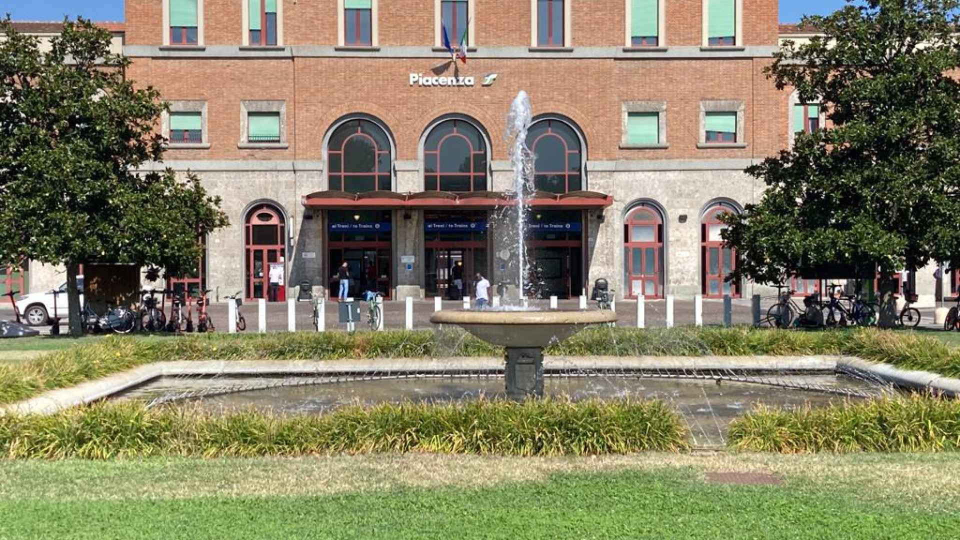 Lotta al degrado: riattivata la fontana di piazzale Marconi e tagliata l'erba dell'aiuola
