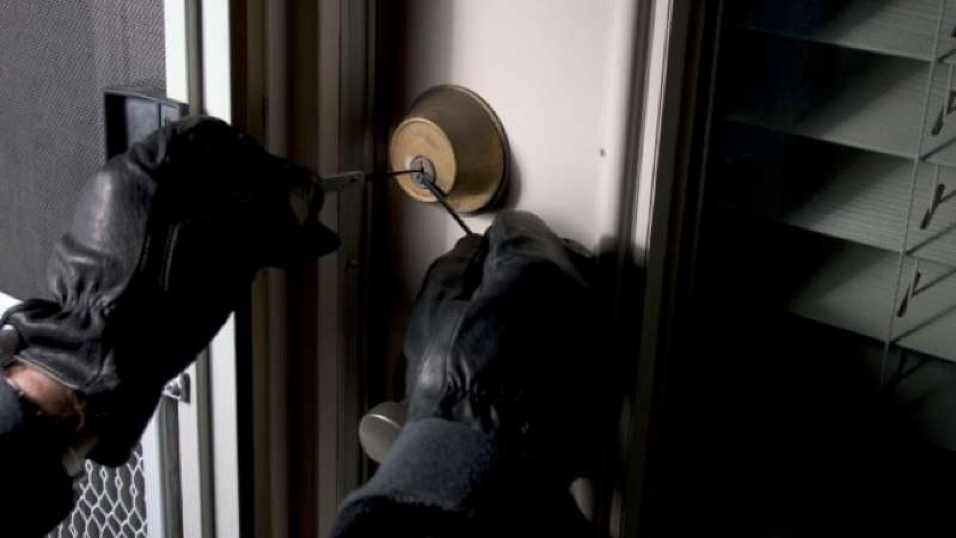 Via Santa Franca: sorprende in casa due ladre che scappano
