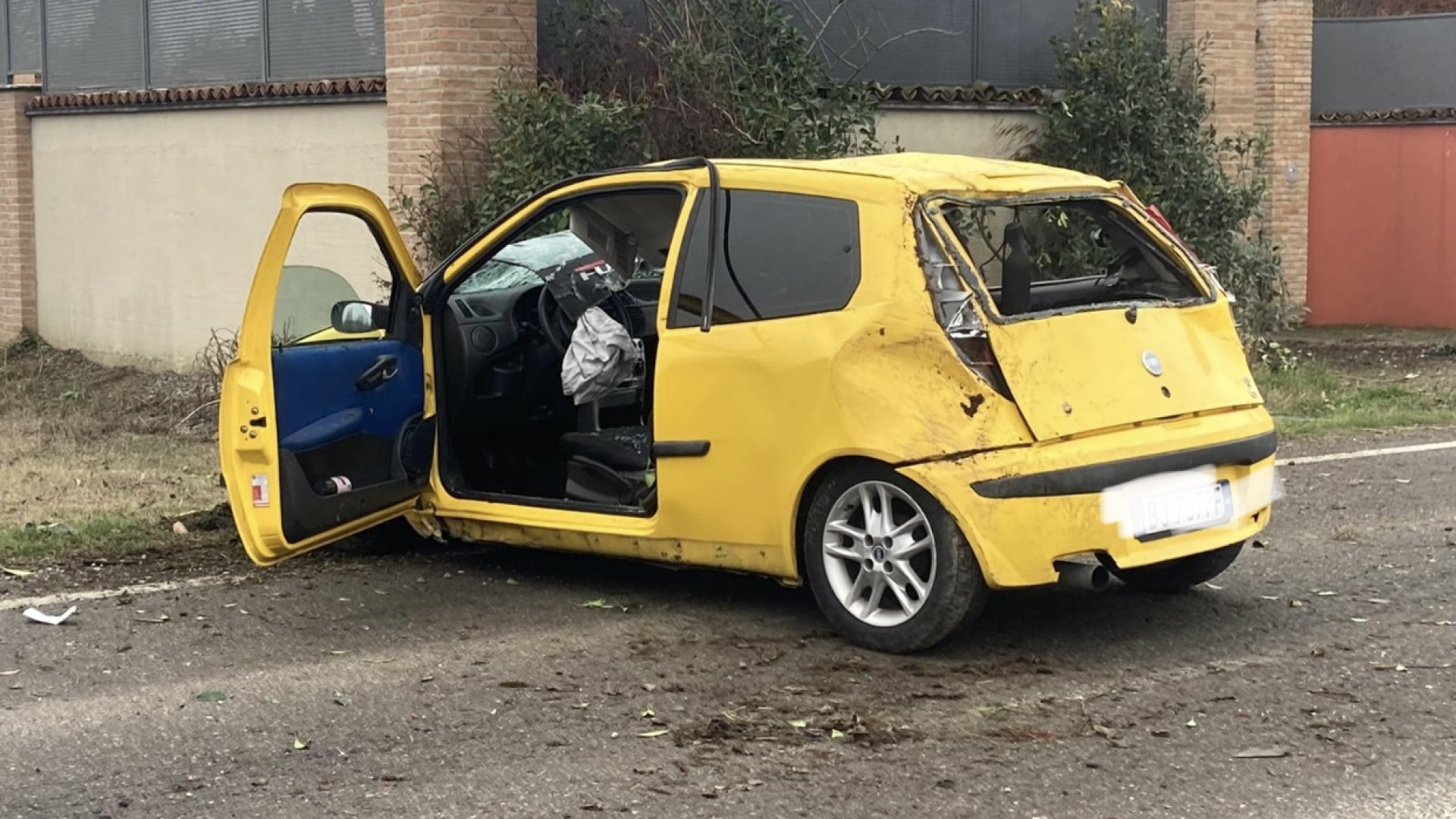 Tuna, perde il controllo dell’auto e si schianta contro un muro: ferito 26enne