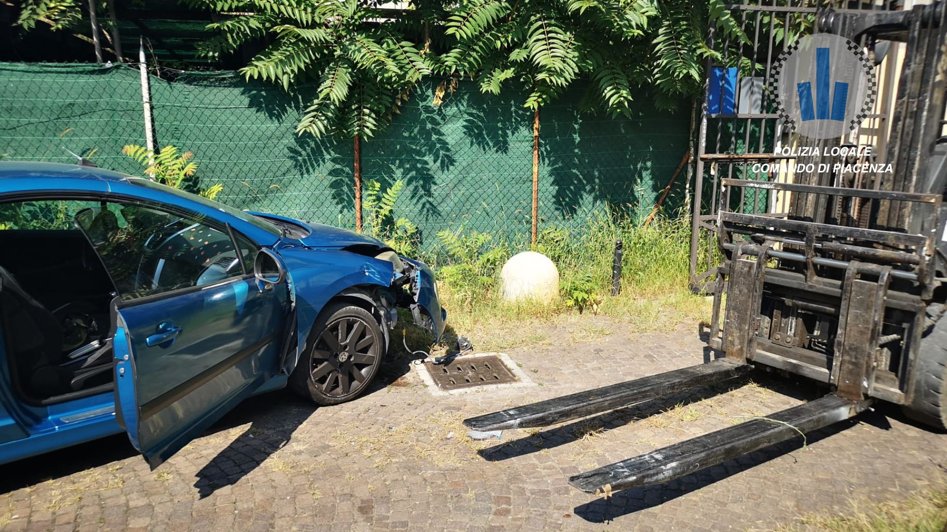 Auto in divieto di sosta, sale sul muletto e la distrugge: scatta la rissa a sprangate