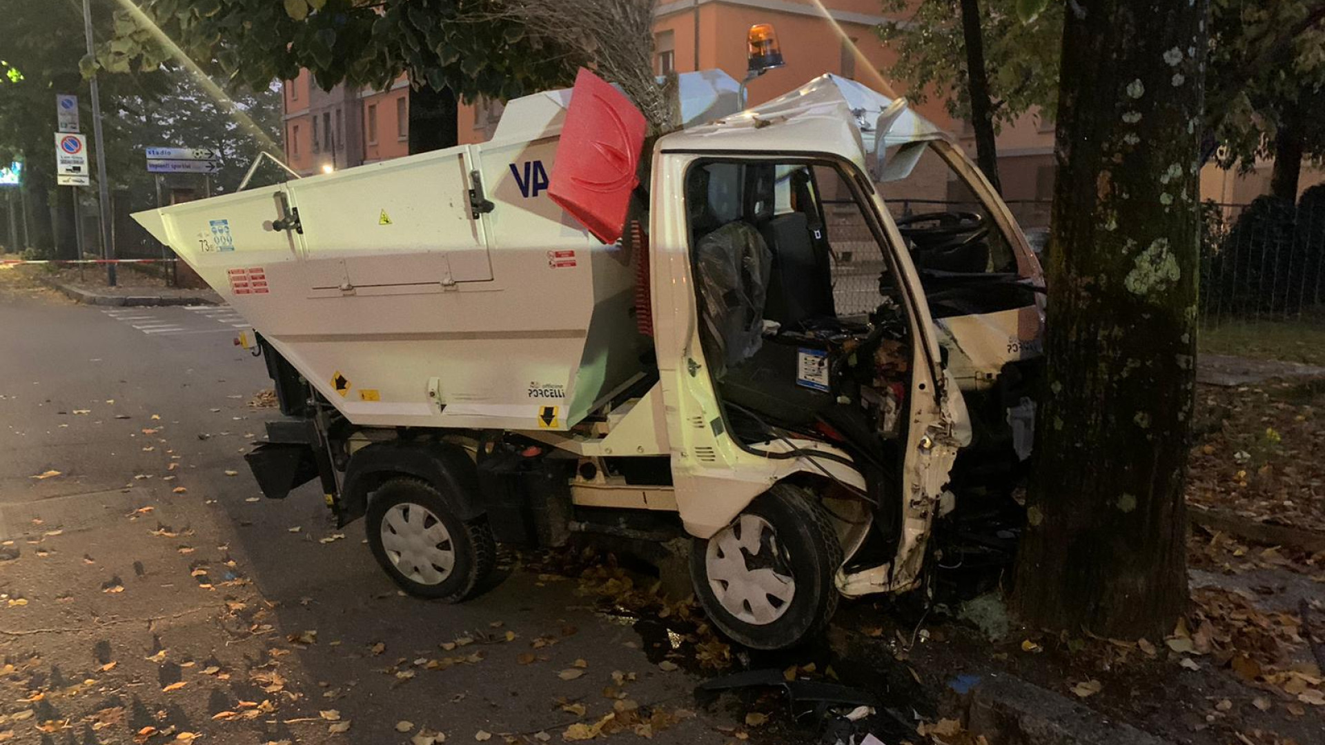 Mezzo per la raccolta dei rifiuti si schianta contro un albero. Grave l'operatore