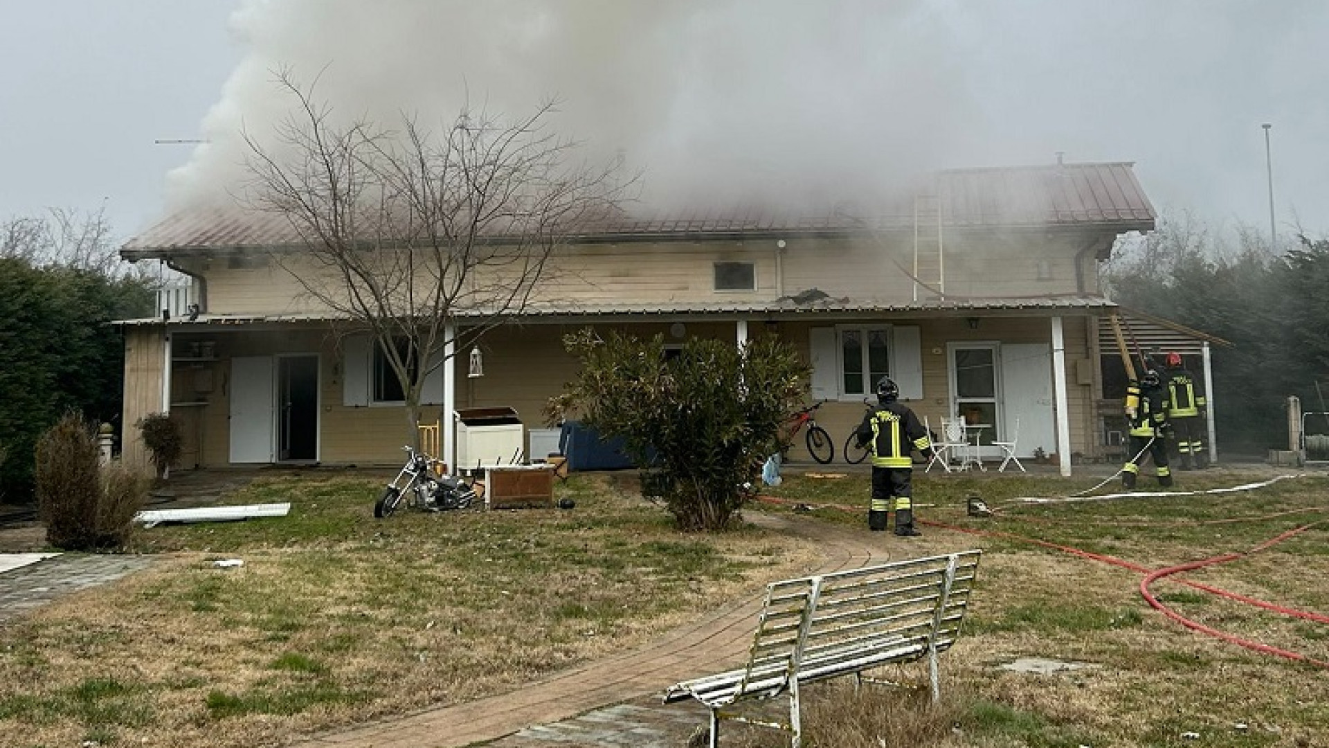 Villetta in fiamme a Godi di San Giorgio. Rogo domato dai vigili del fuoco