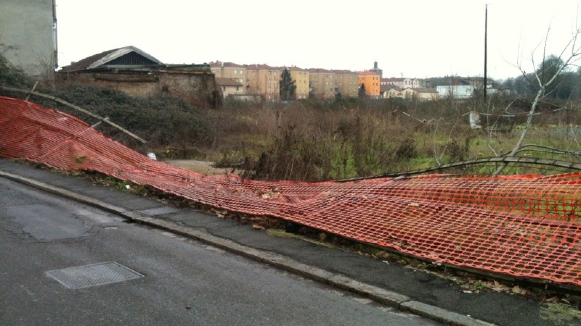 Ex Acna in attesa di decontaminazione, ma accedervi è un gioco da ragazzi