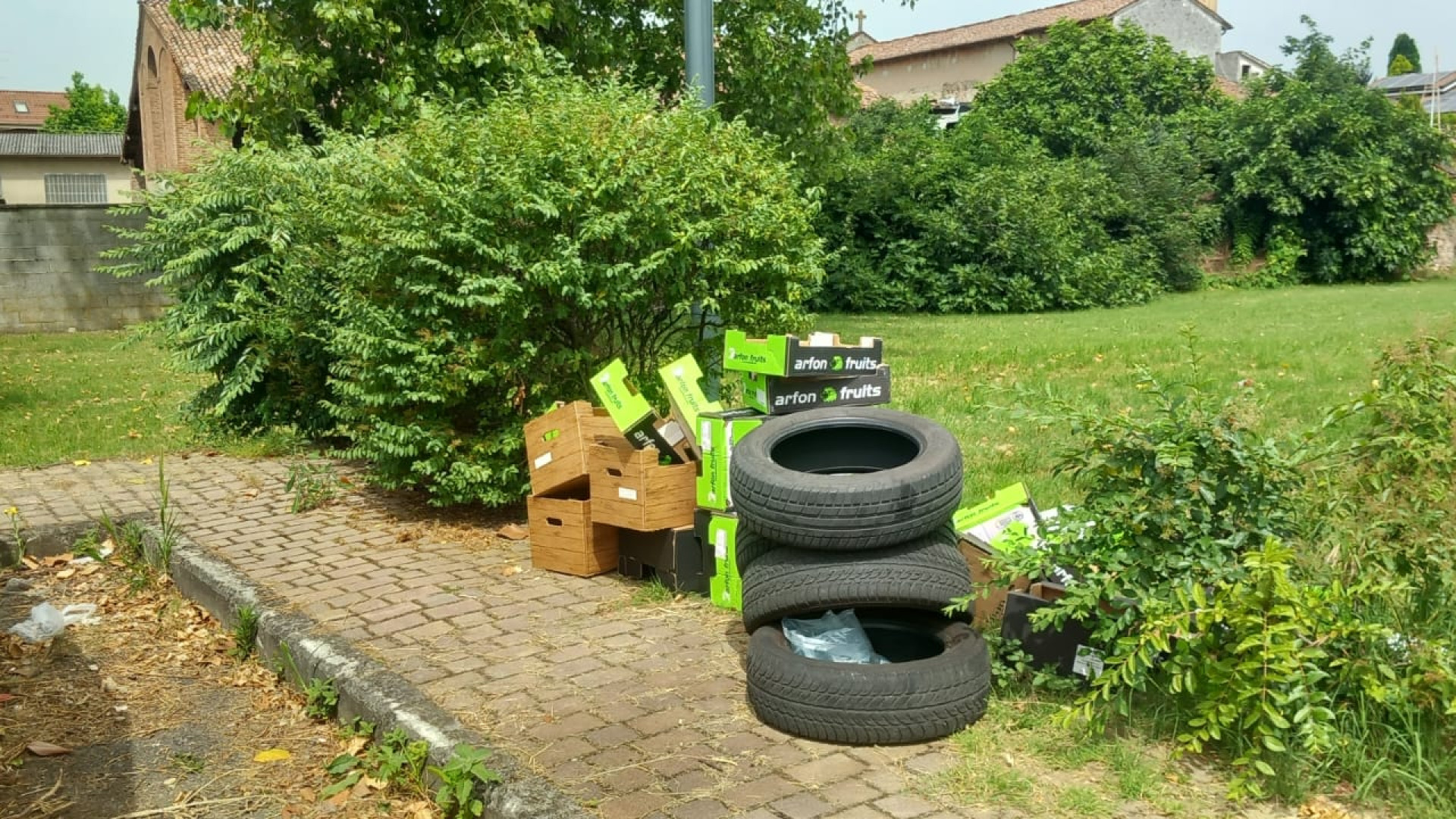 San Bonico, l'appello dei residenti: "Stop alla discarica abusiva, servono controlli"