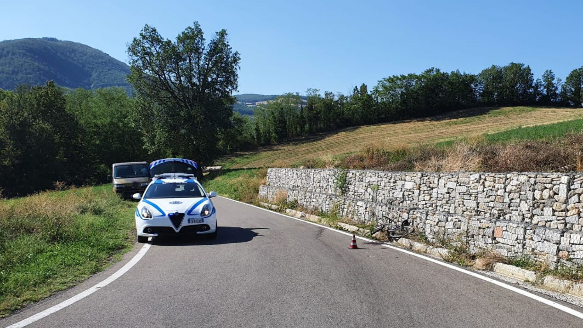 Rallio: sbanda con la bici e finisce contro la massicciata, 19enne in elicottero a Parma