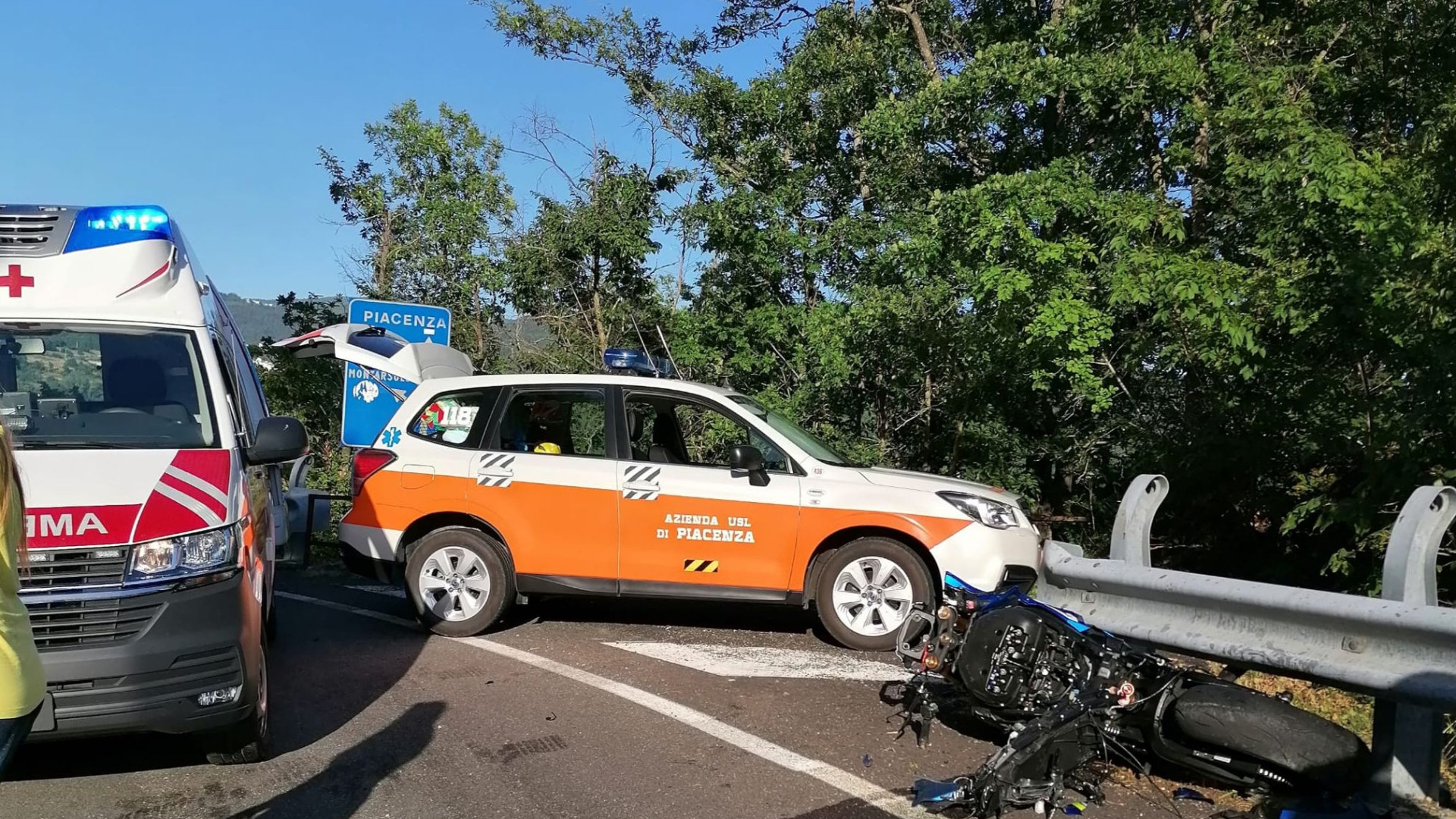 Finisce contro il guard-rail e precipita nella scarpata: grave centauro sulla 45