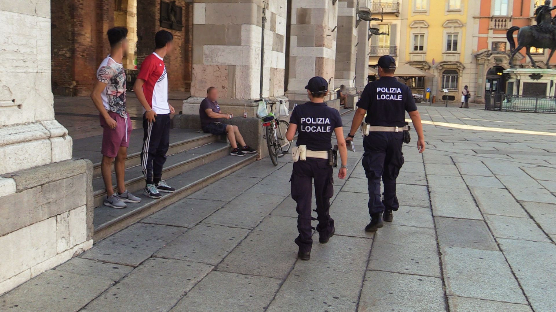 Divieto di sedersi sulle scalinate, il vicesindaco: "Cartelli non necessari"