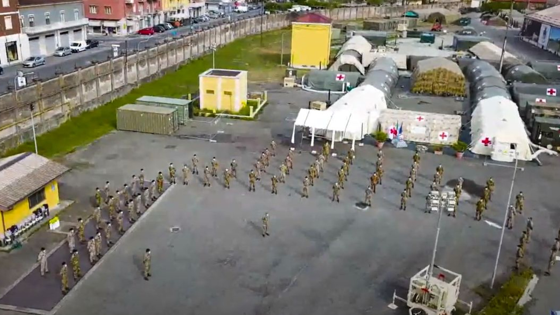 Medici e infermieri militari schierati per il saluto all'ospedale da campo