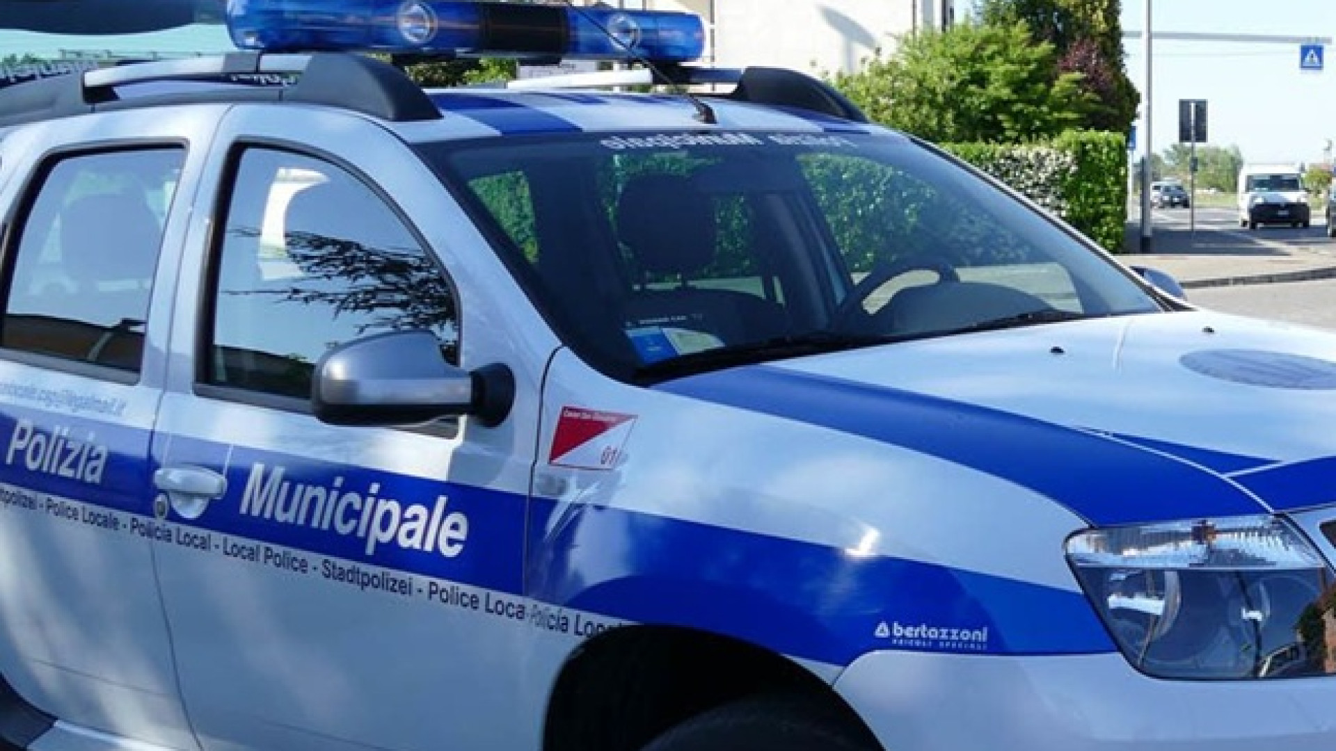 Patente scaduta, niente assicurazione né revisione: automobilista bloccato