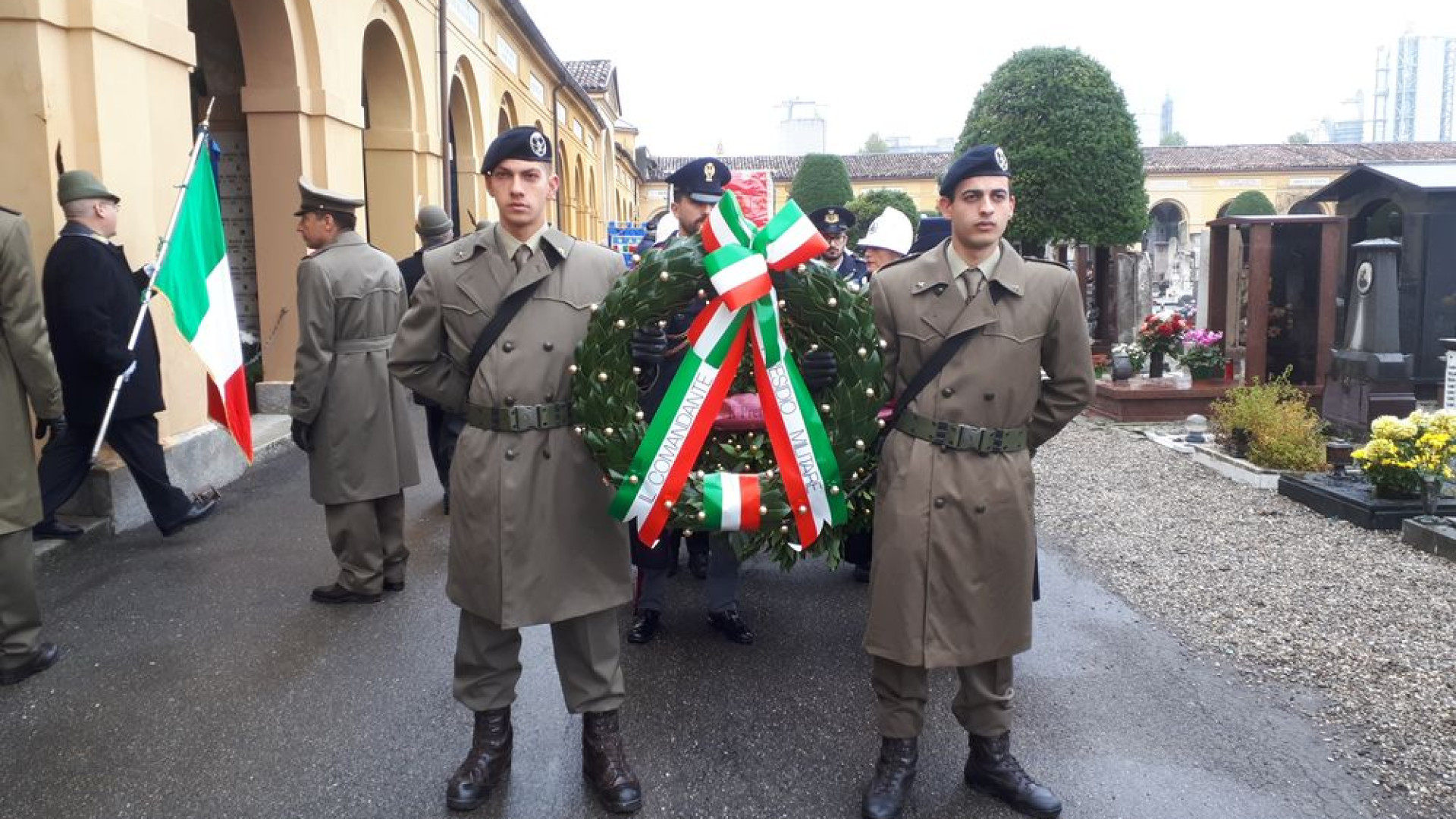 Caduti per la Patria, cerimonia al cimitero. "Trasmettere la memoria ai giovani"