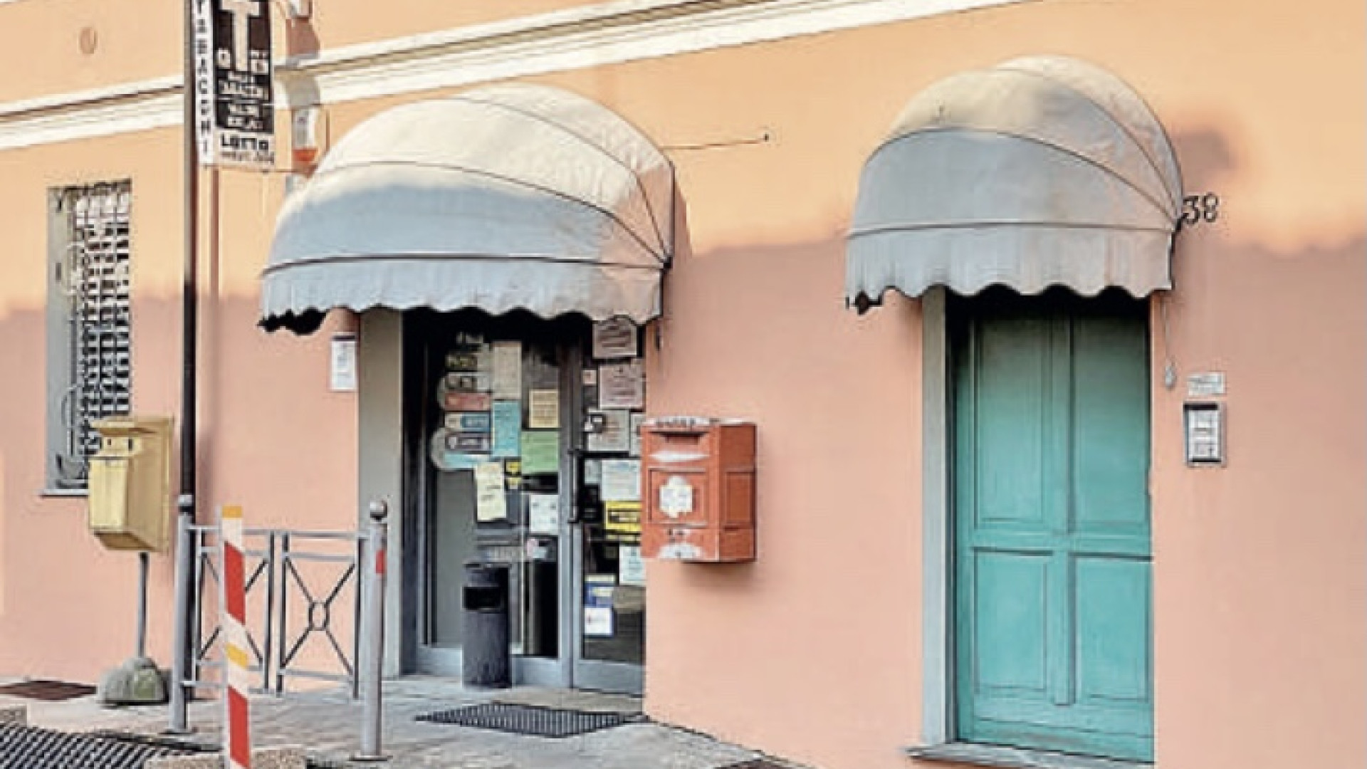 La cassiera urla, il rapinatore sceglie la fuga a mani vuote