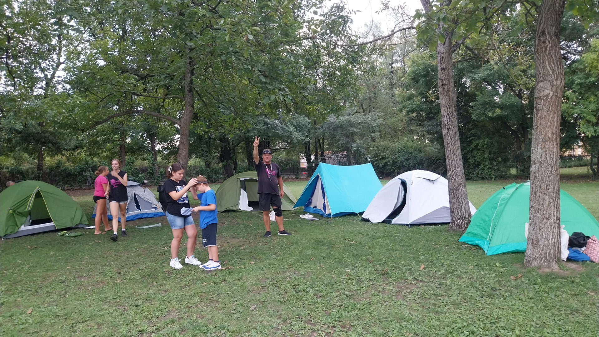 A Castel San Giovanni il parco della piscina si trasforma in un accampamento per bimbi