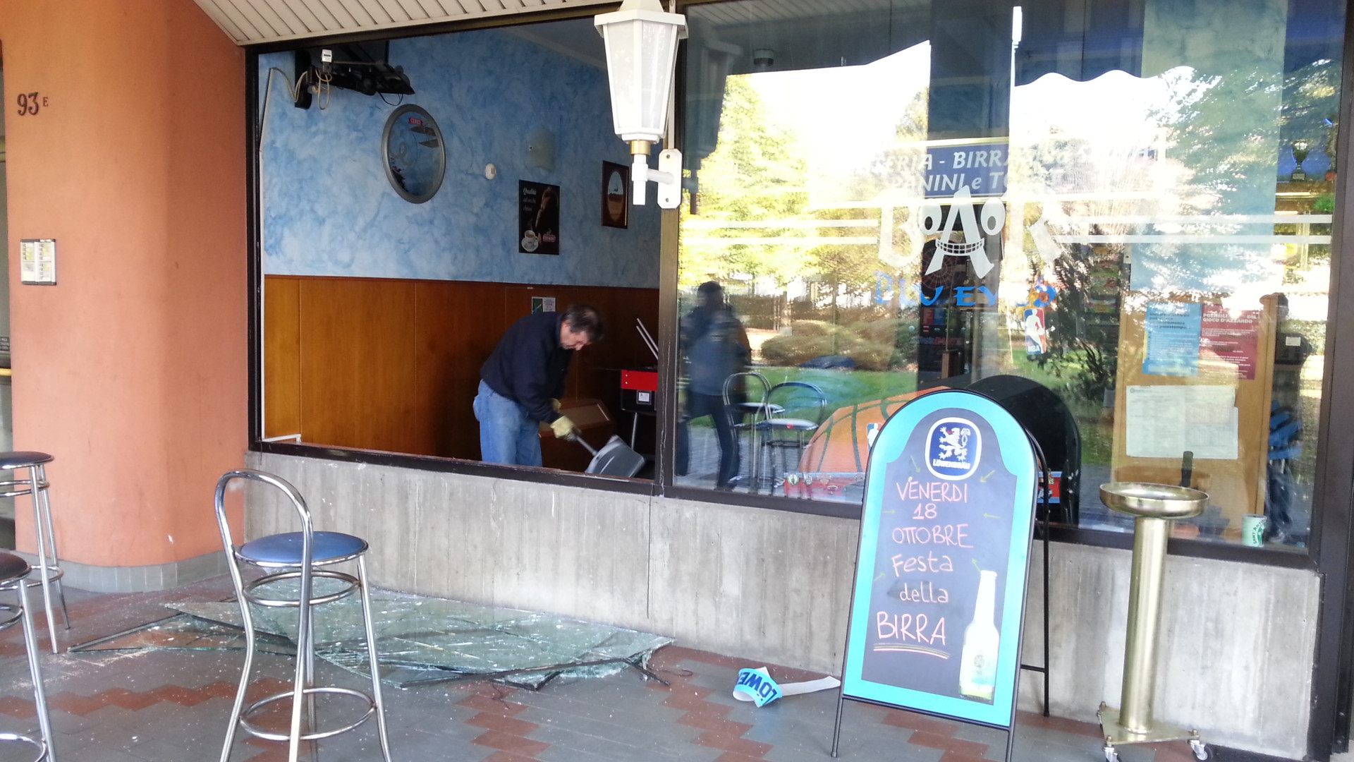 Colpo della banda dei videopoker: con il furgone sfondano la vetrina di un bar