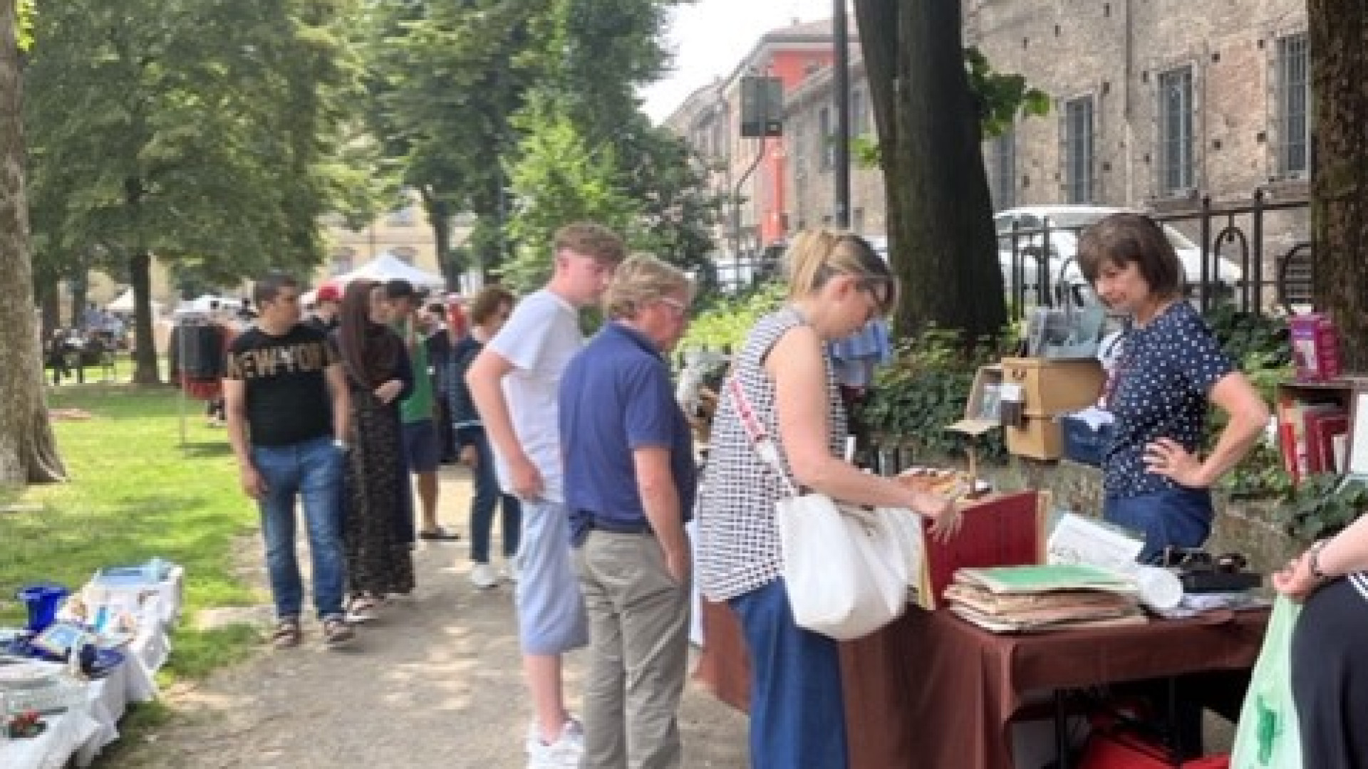 Via Roma street market: oggetti vintage e donazioni per i ragazzi disabili