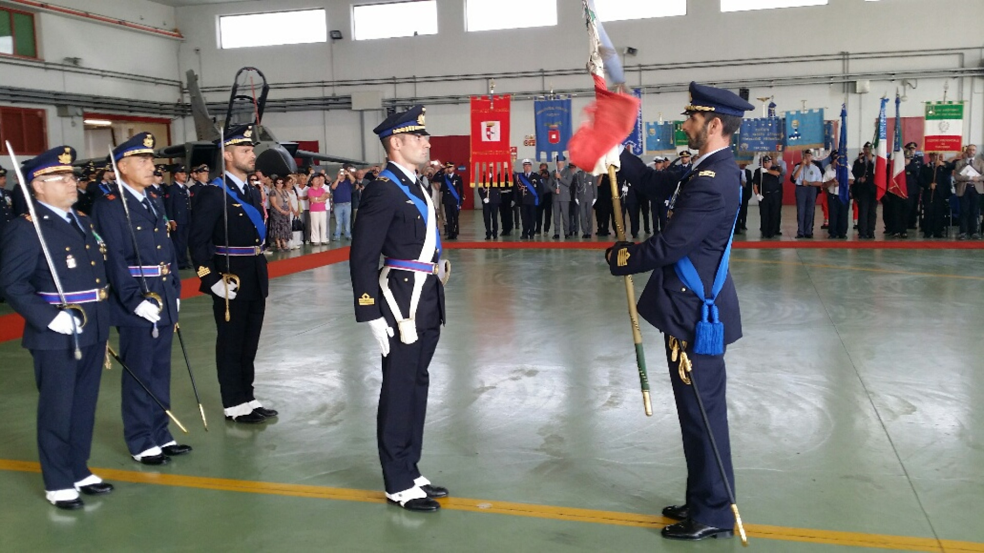 Riavvolta la bandiera di guerra, San Damiano dice addio al 50° Stormo