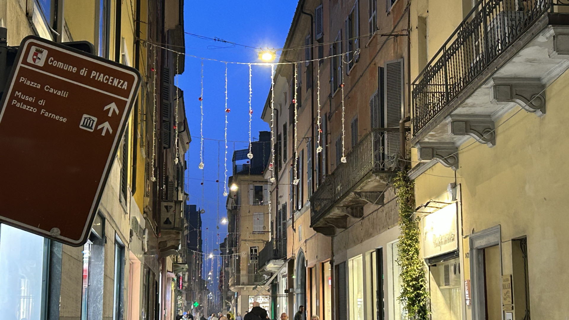 Prime luminarie natalizie in centro storico a Piacenza. "Accensione il 23 novembre"