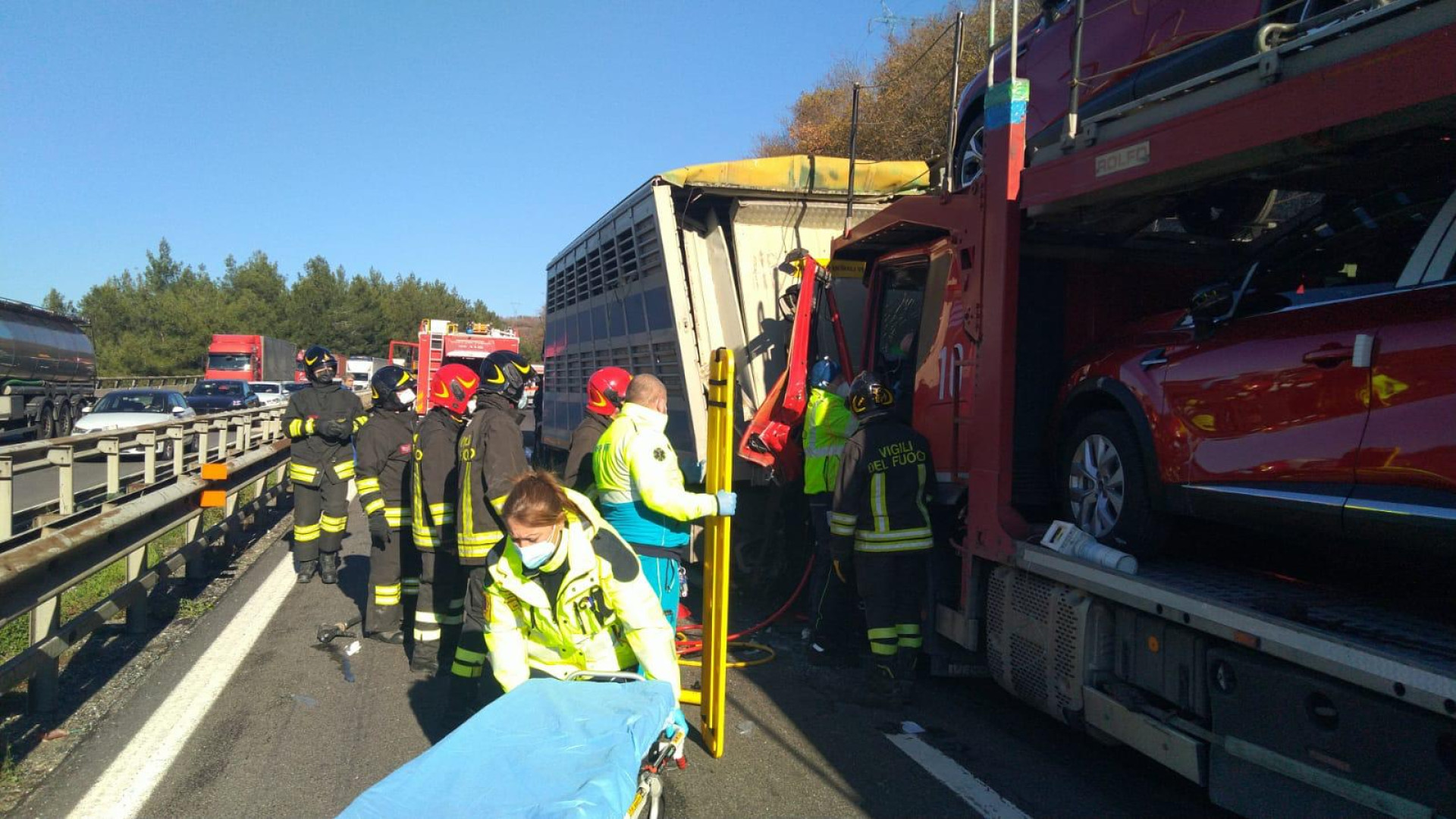 Tragedia in A1, nello scontro tra quattro tir muore camionista piacentino