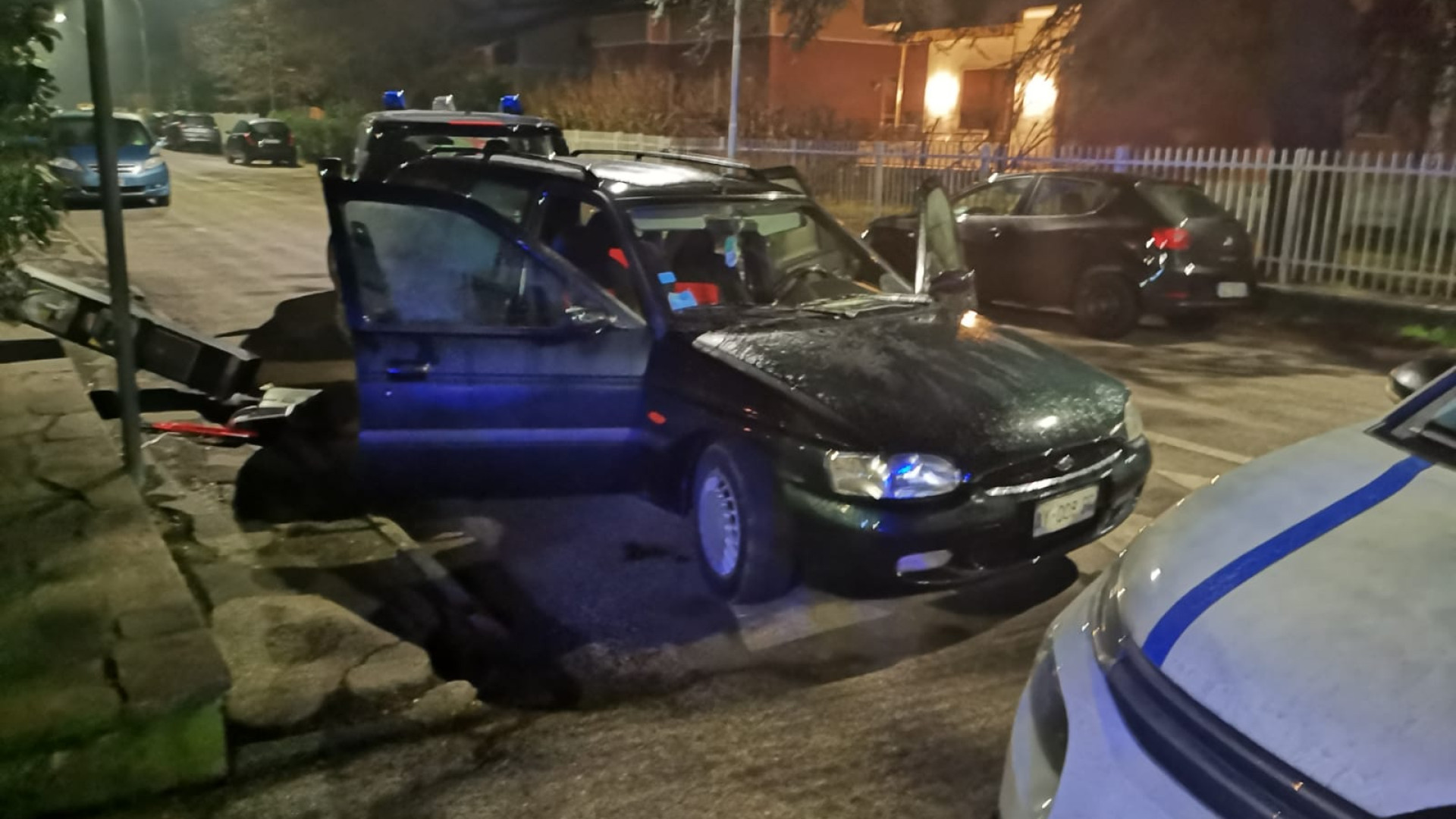 Tentano il furto a San Nicolò, ma l'auto viene bloccata: tre ladri in fuga