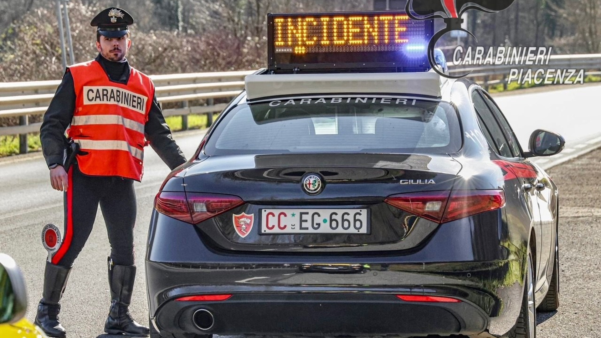 Con il nastro adesivo altera la targa dello scooter: 43enne denunciato