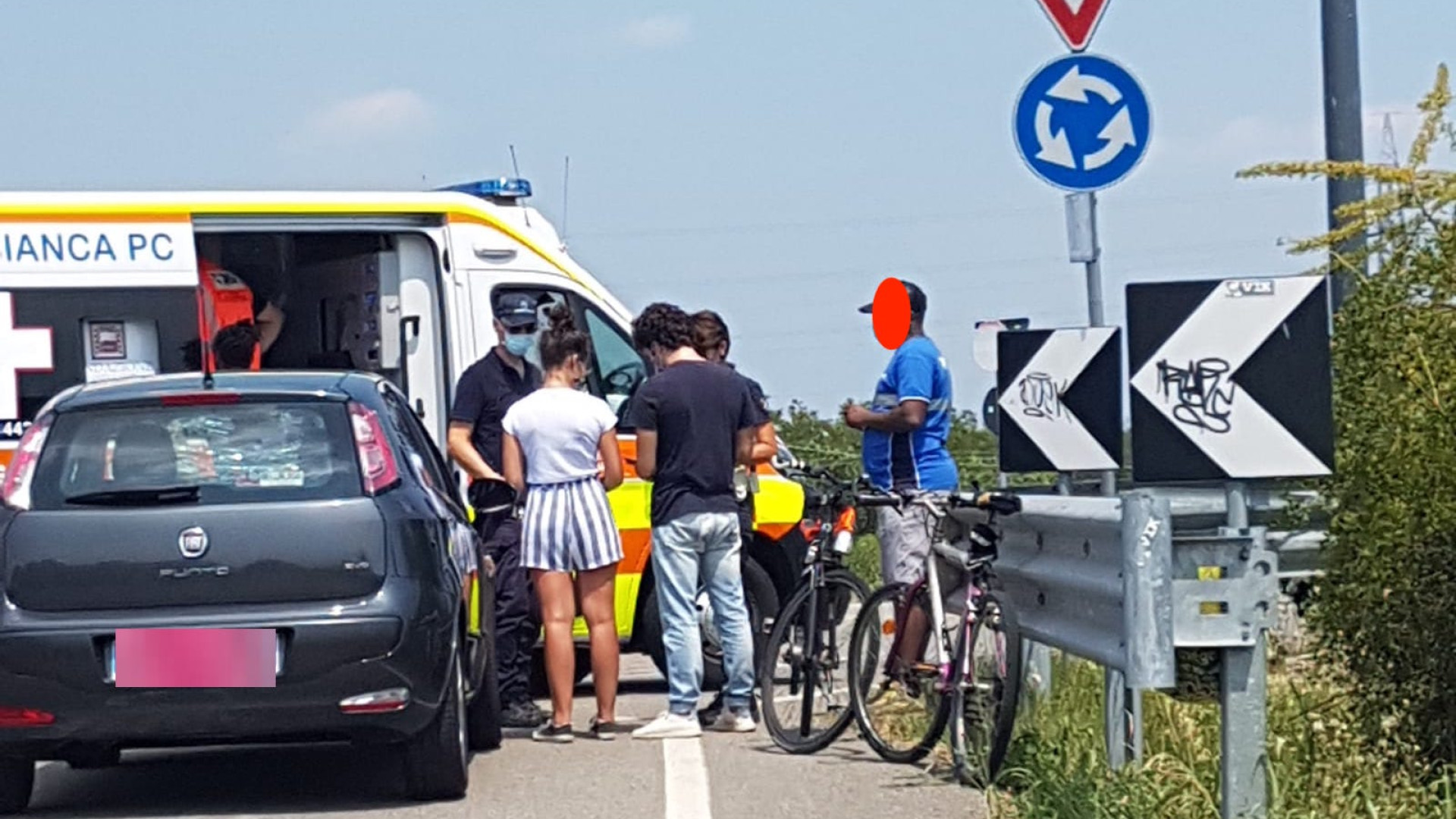 Ciclista investito da un'auto: scontro sulla rotonda di San Lazzaro
