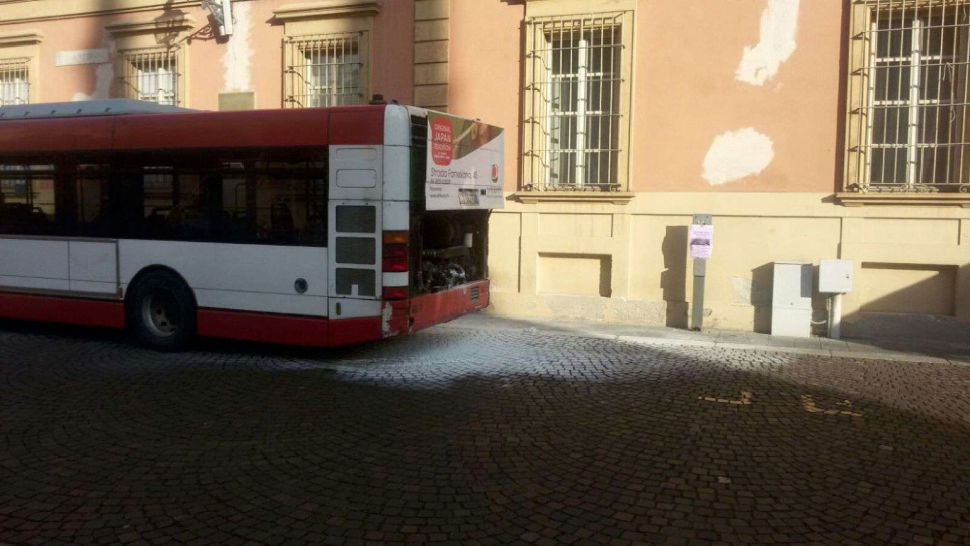 Piazza sant'Antonino, fumo dal motore. Ancora problemi per un bus del centro