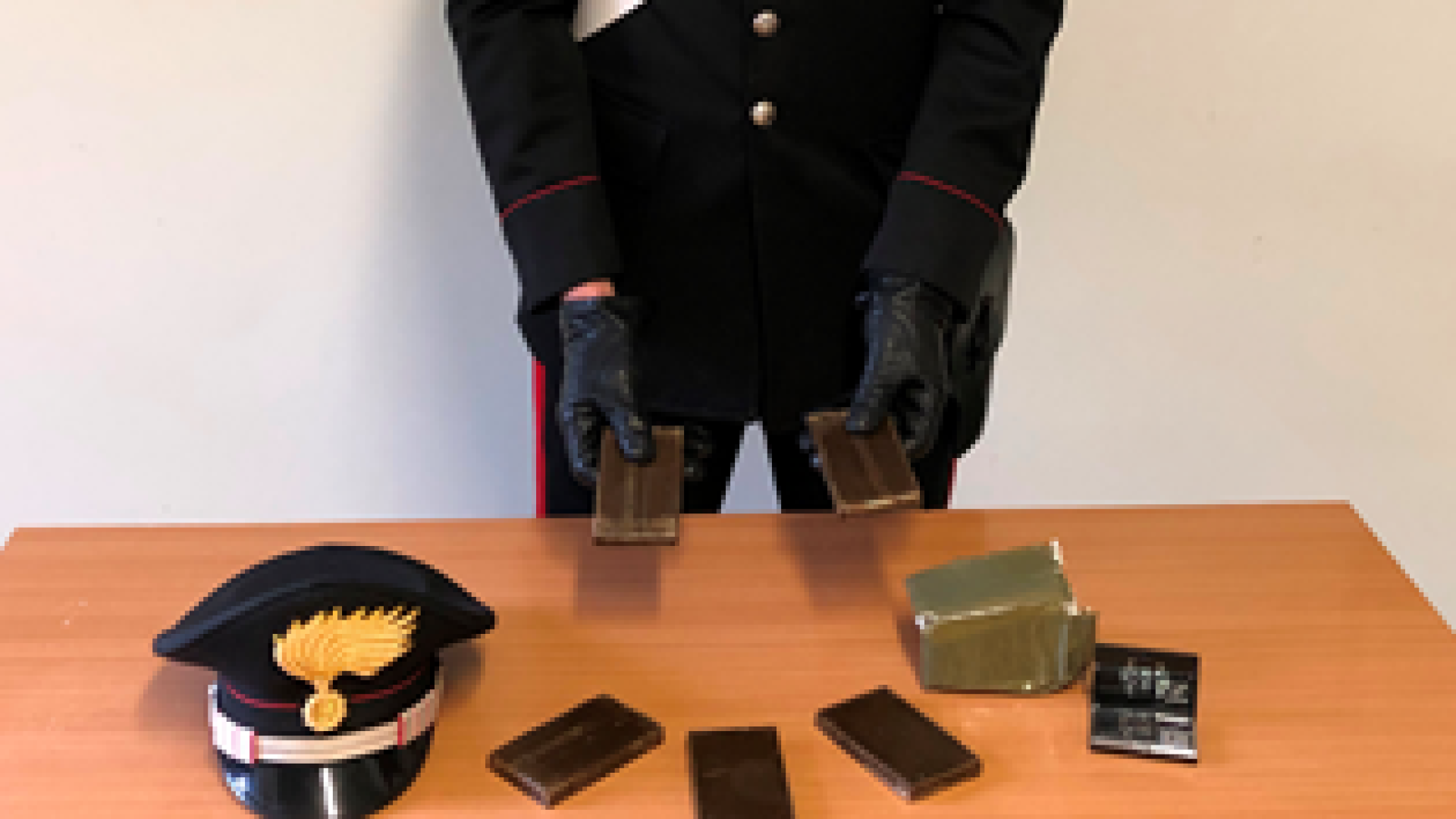 Girava con mezzo chilo di hashish nelle mutande: 17enne arrestato