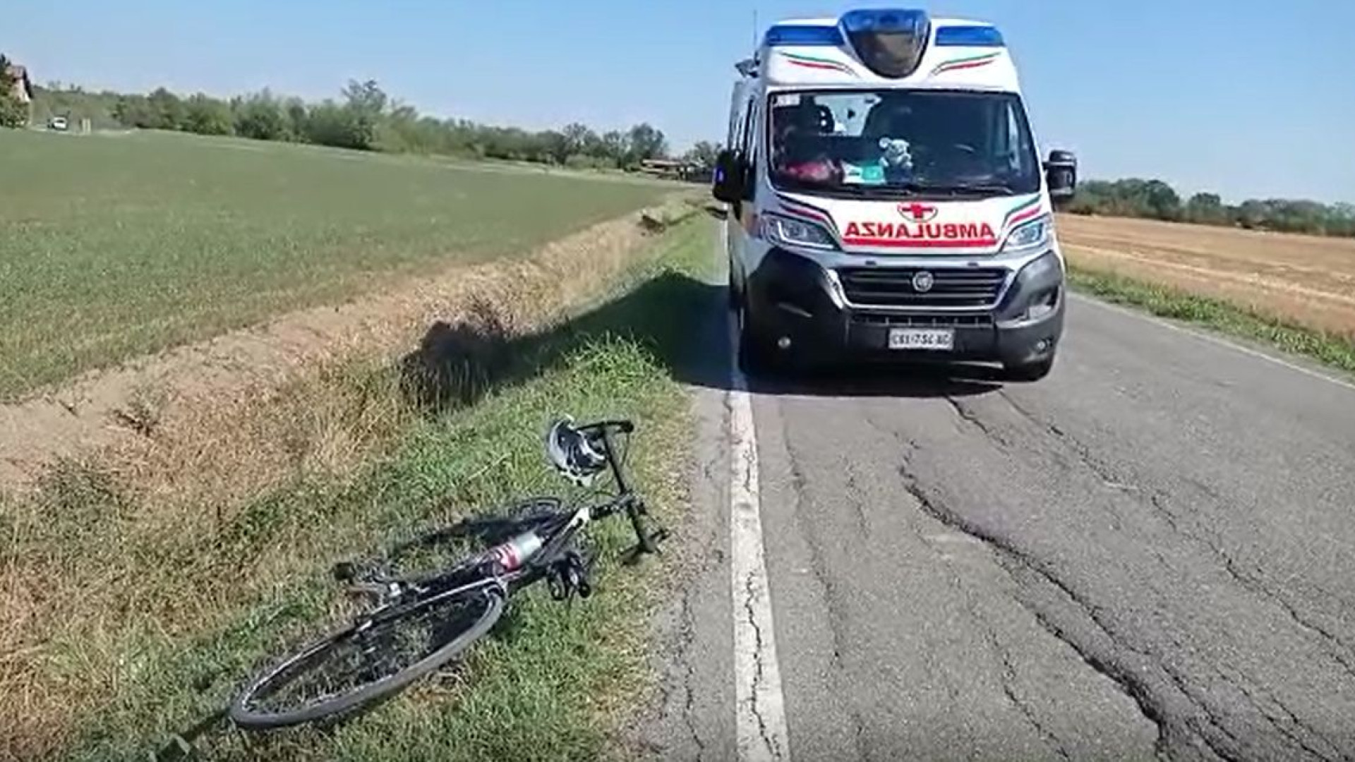 Mottaziana, rovinosa caduta per un ciclista 72enne: portato all'ospedale