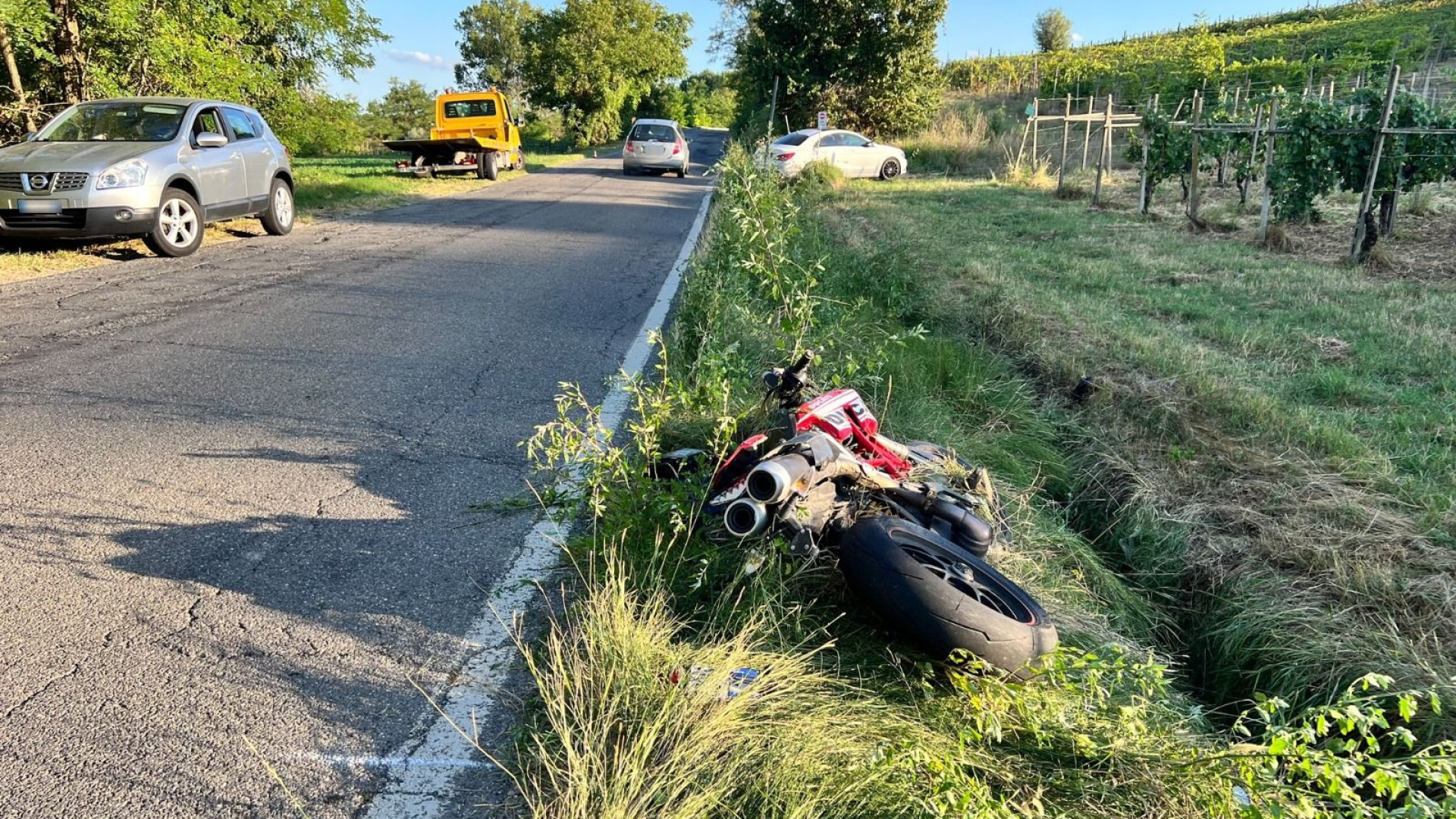 Si schianta con la moto contro un palo: gravissimo un infermiere piacentino