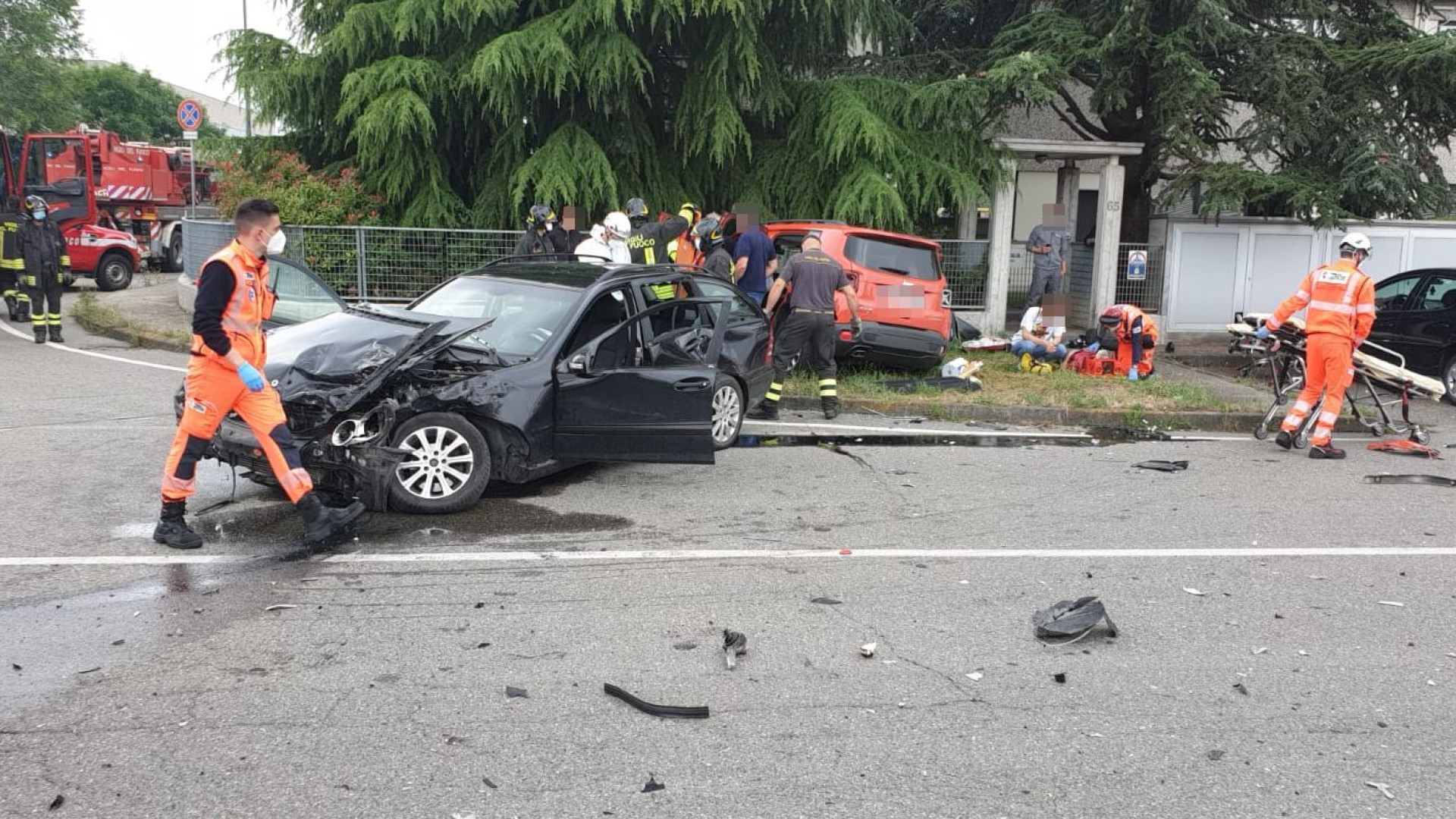 Violento scontro tra due auto all'incrocio, tre feriti all'ospedale
