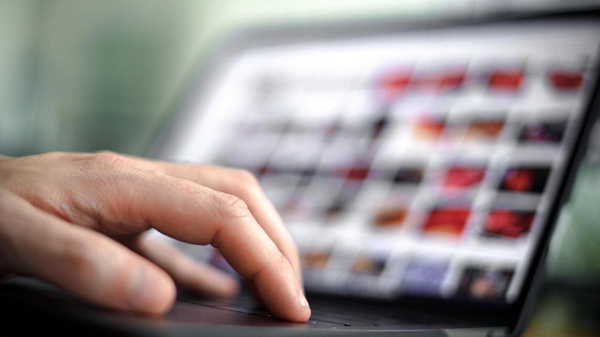 Mettono in vendita dei vestiti online ma si ritrovano a pagare centinaia di euro