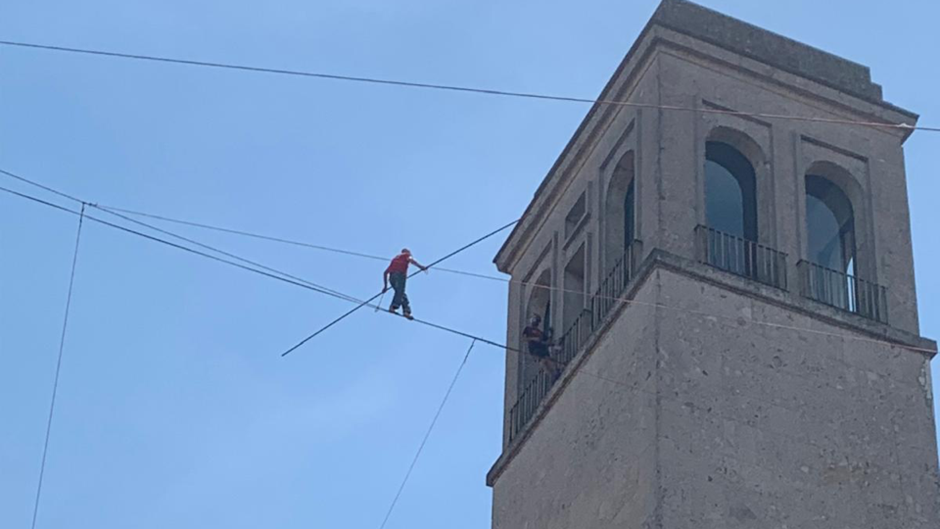 Festival Stralunà, Andrea Loreni attraverserà Piazza Cavalli su una fune sospesa