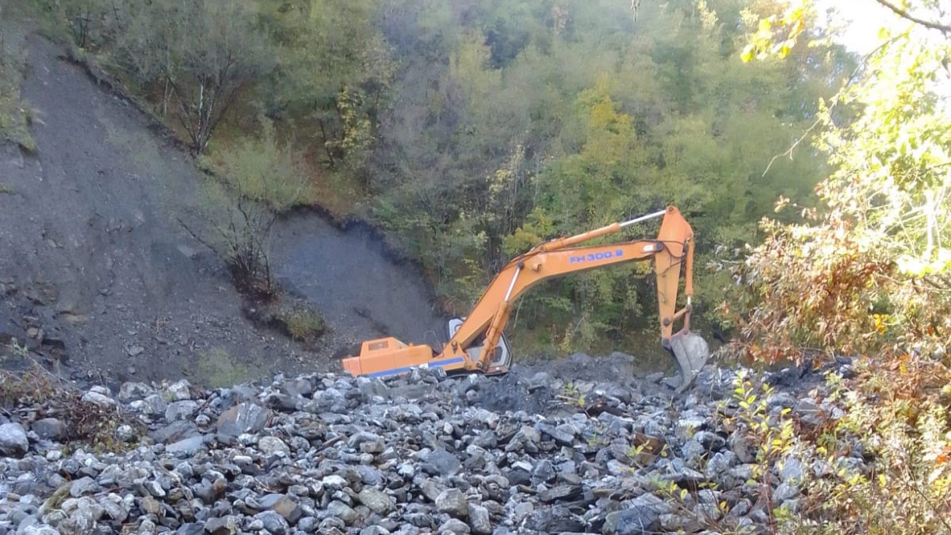 Val Nure, escavatori in azione per liberare Pomarolo entro sera. Sopralluogo a Mareto