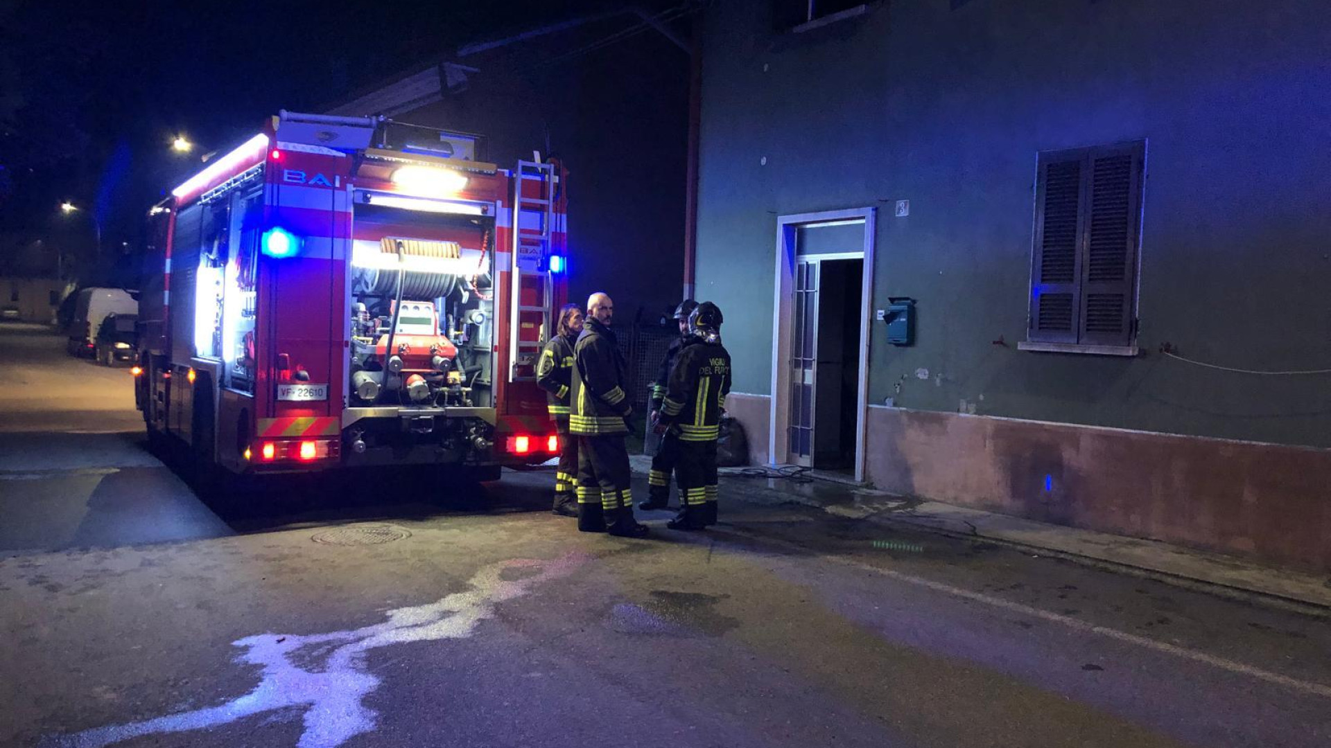 Divampa un incendio nello scantinato, sette intossicati trasportati all'ospedale