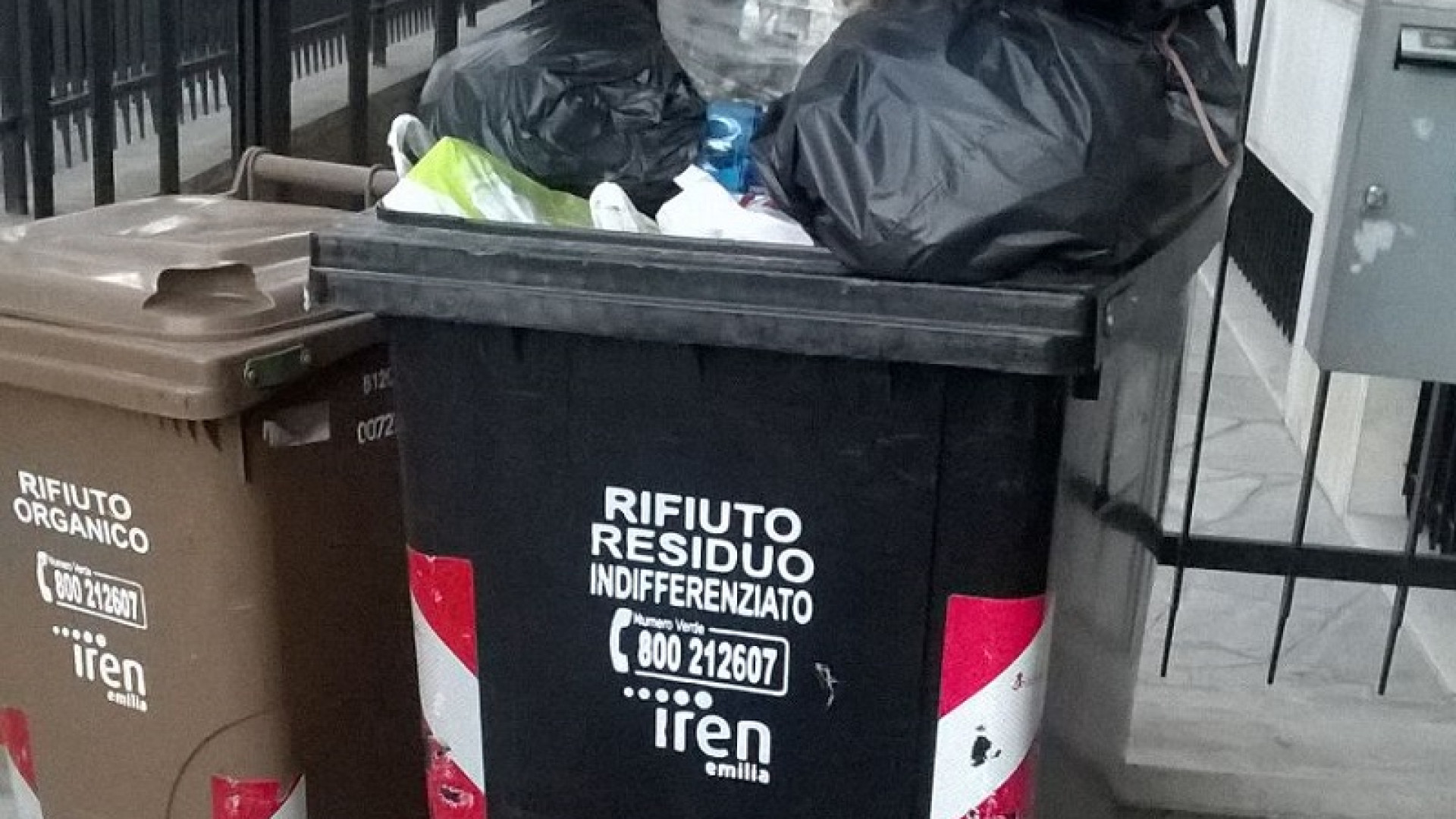 Cassonetti davanti a casa, polemica per la puzza. Iren: "Era concordato"