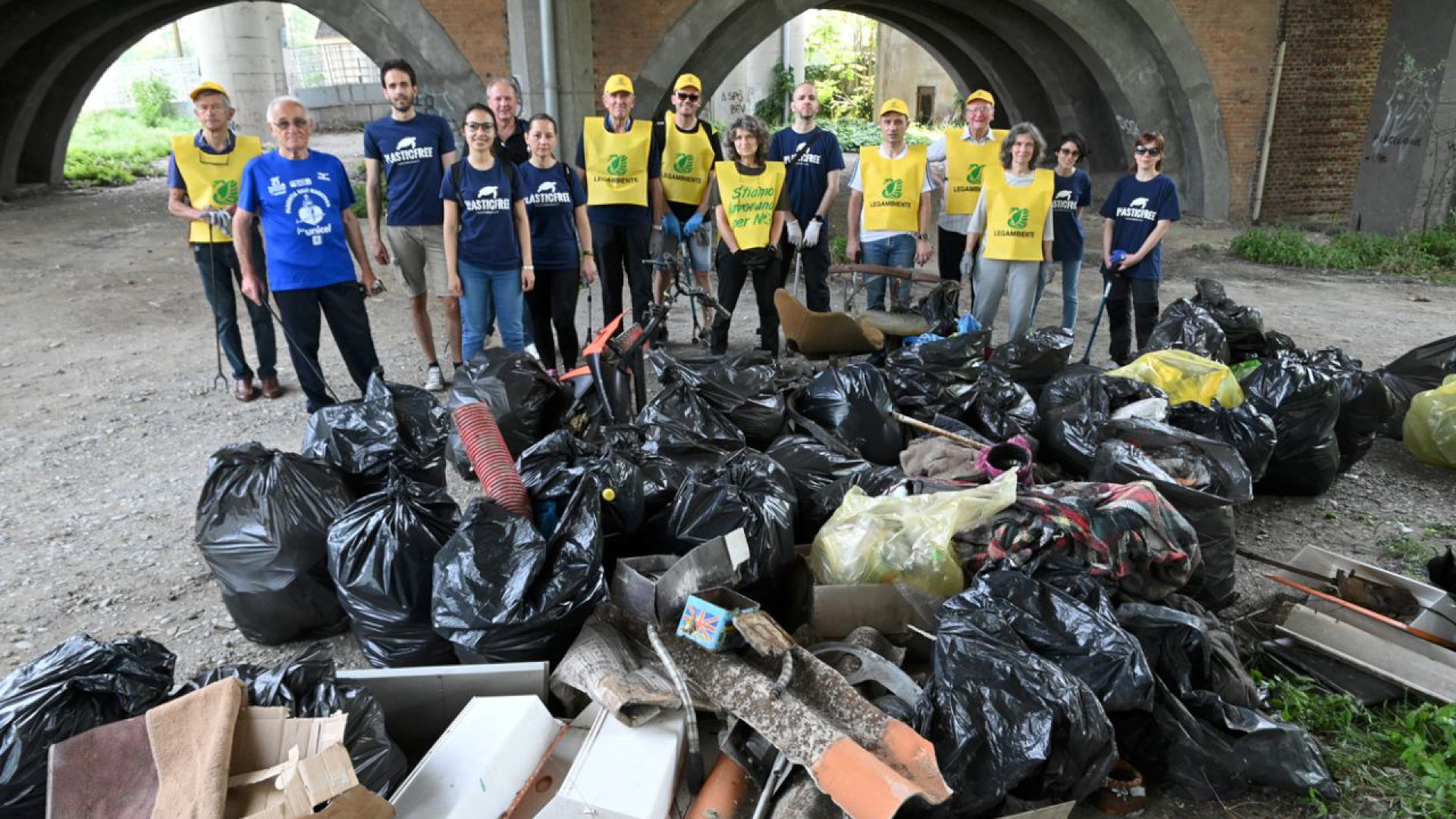 "Puliamo Piacenza", in due ore raccolti sull'argine del Po oltre 600 kg di rifiuti