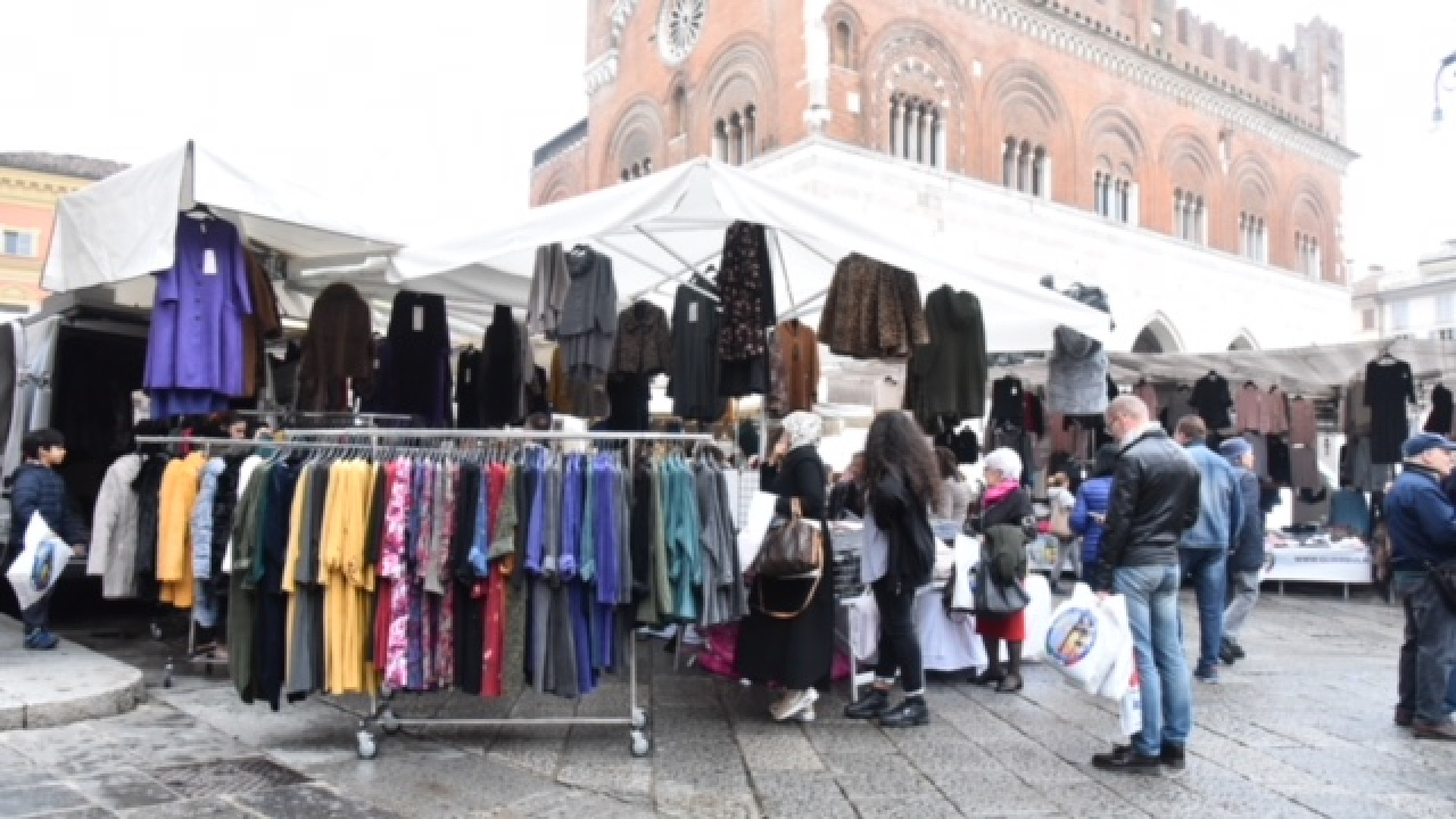 Buon successo per il Mercato del Forte in centro. LE FOTO
